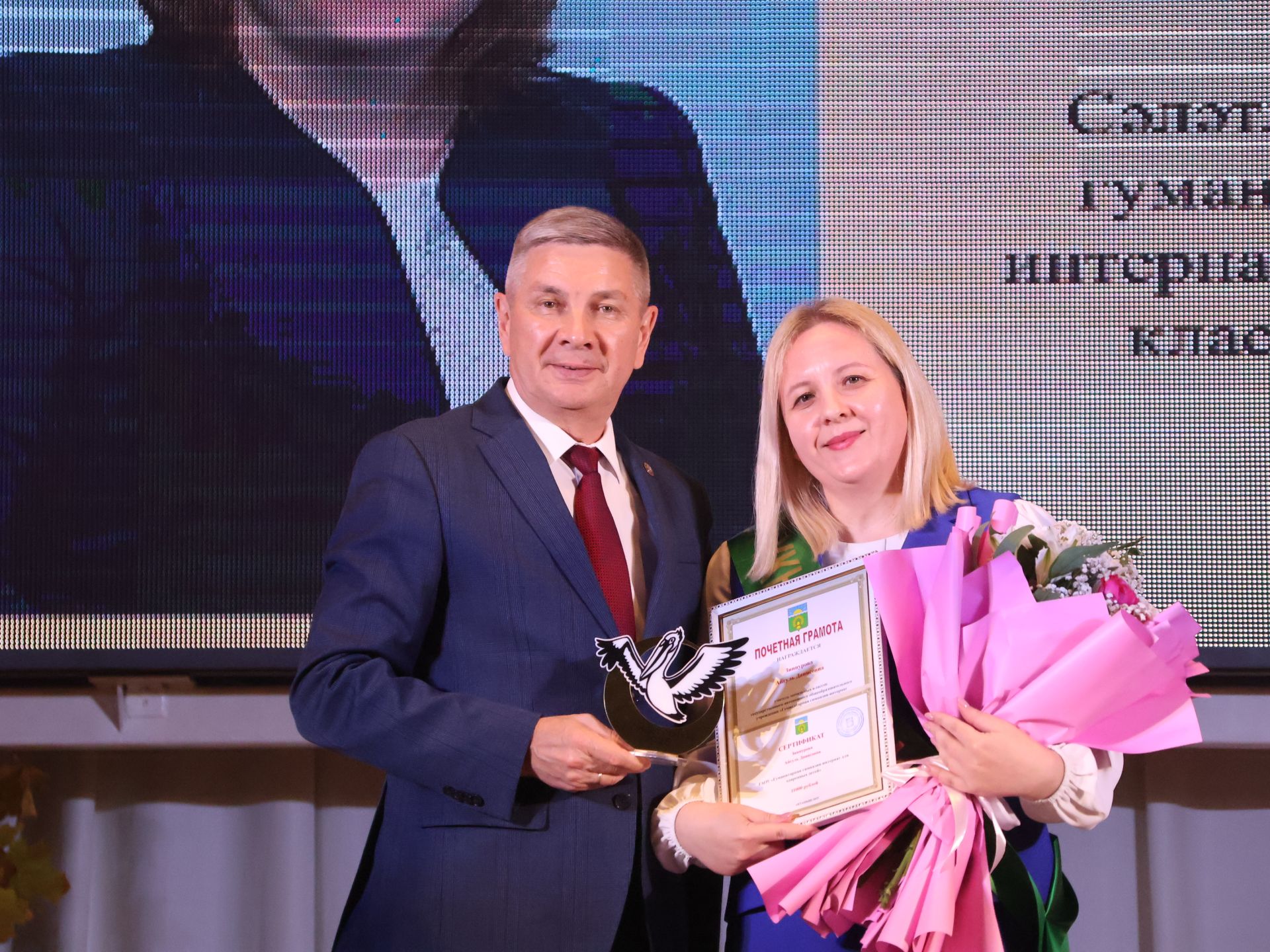 Укытучылар бәйрәмендә Актаныш данын зона, республика этапларында яклаган педагогларны бүләкләделәр