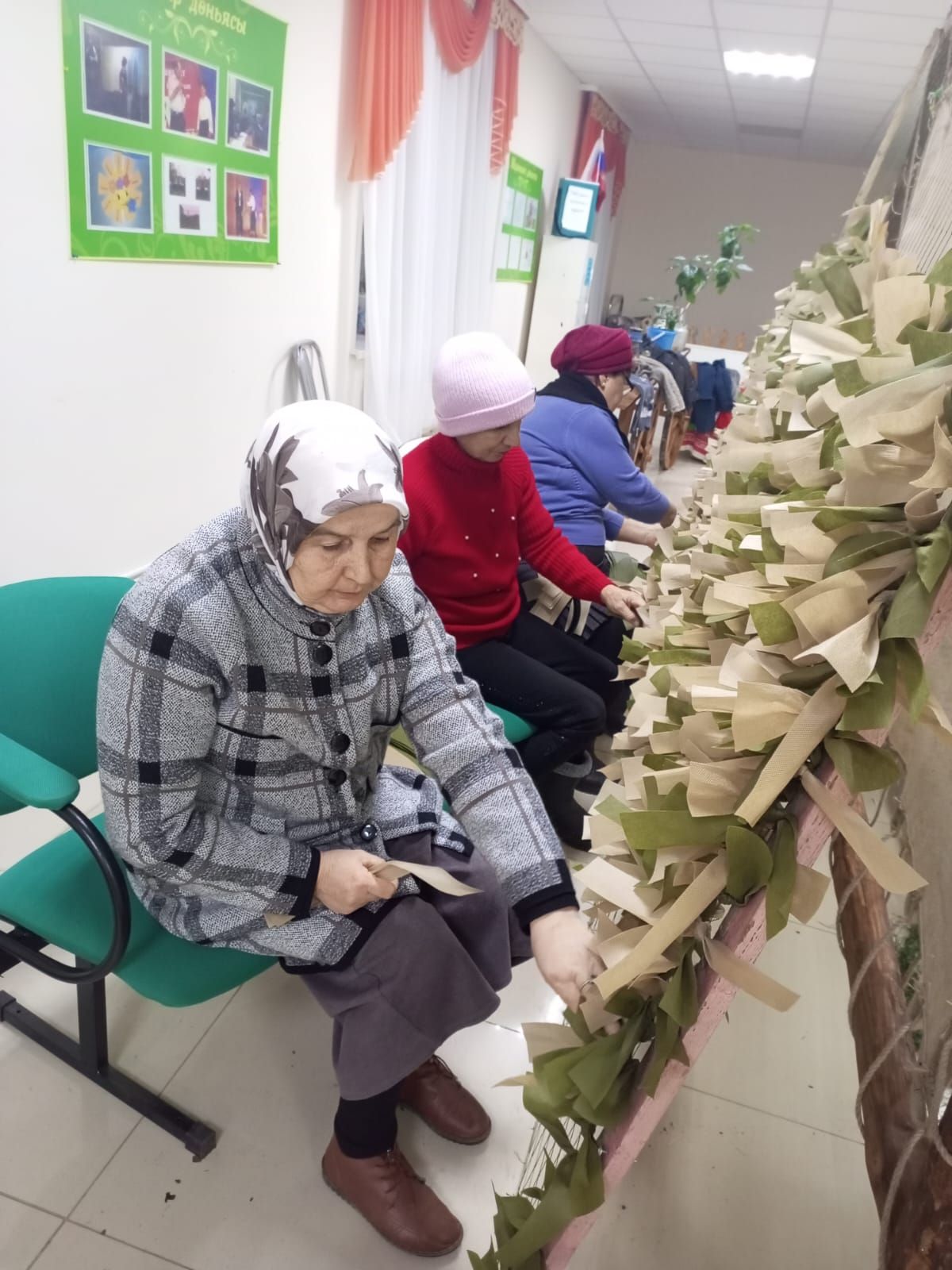 Чалманарат хатын-кызлары алгы сызыктагы сугышчыларга маскировка челтәрләре үреп озатты