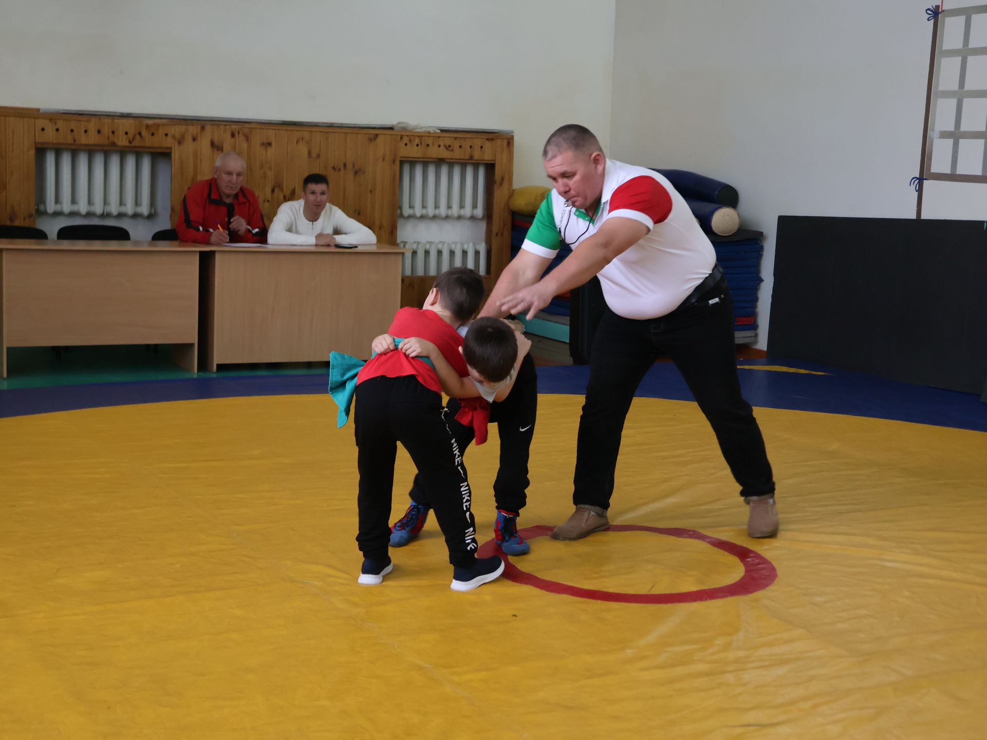 Роберт Сәләхиев истәлегенә көрәш ярышында җиңүчеләрне аның балаларыннан акчалата призлар көтә