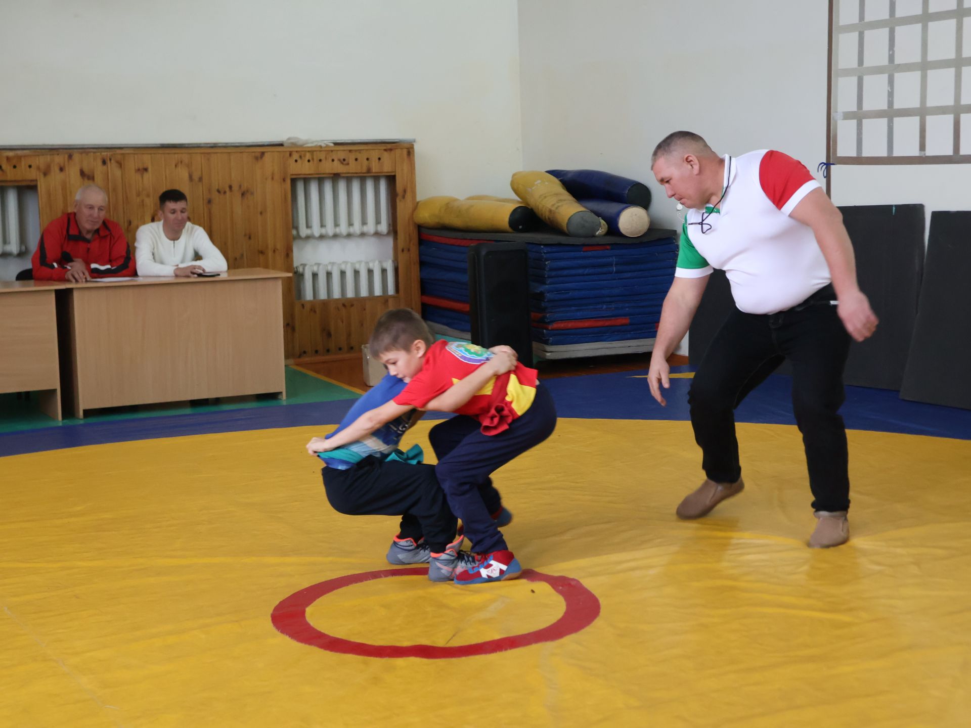 Роберт Сәләхиев истәлегенә көрәш ярышында җиңүчеләрне аның балаларыннан акчалата призлар көтә