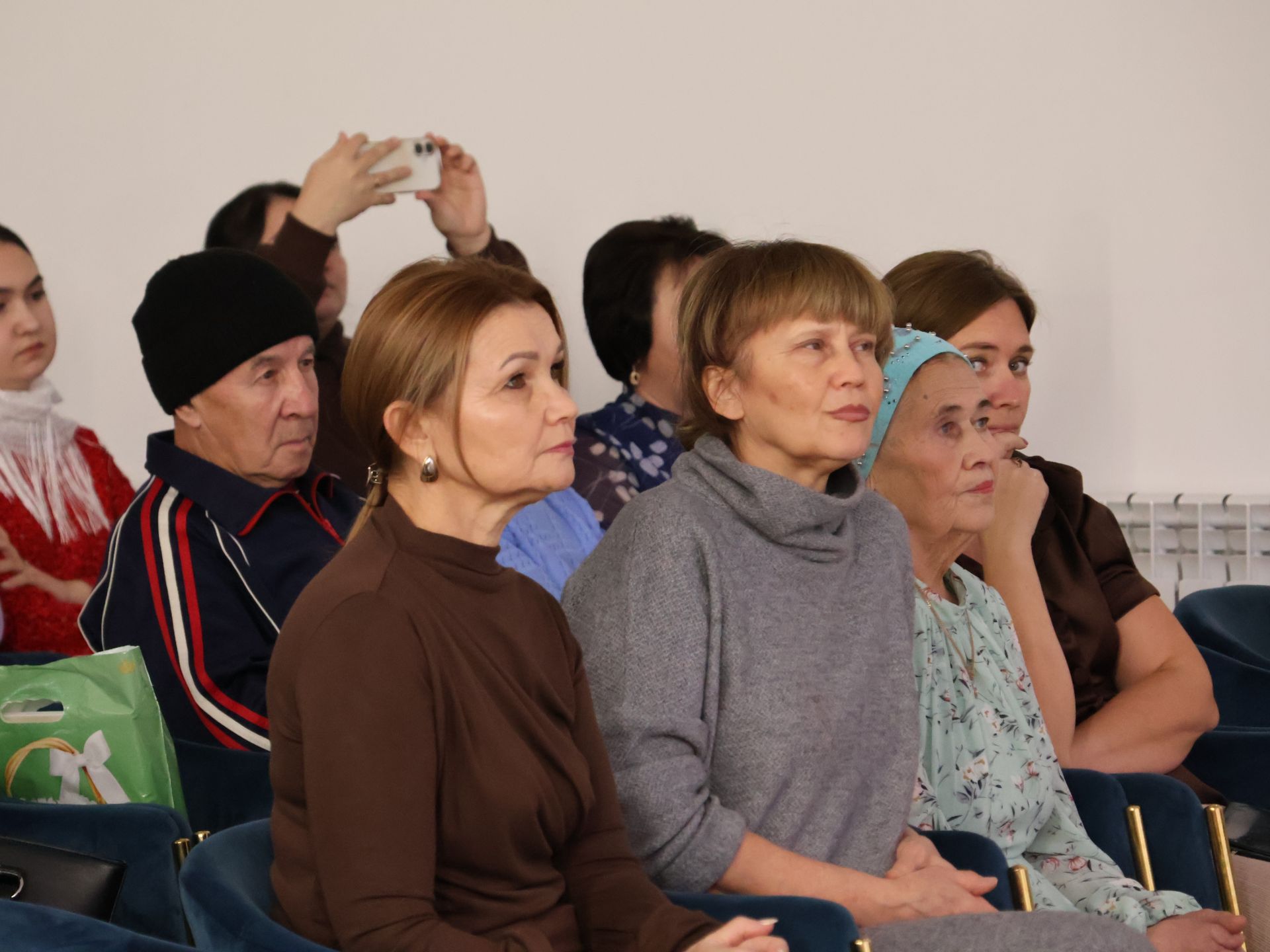 Бүген районыбызда Актанышның чичәне Мәгыйс Әһлетдинов исемендәге нәфис сүз бәйгесе җиңүчеләрен бүләклиләр