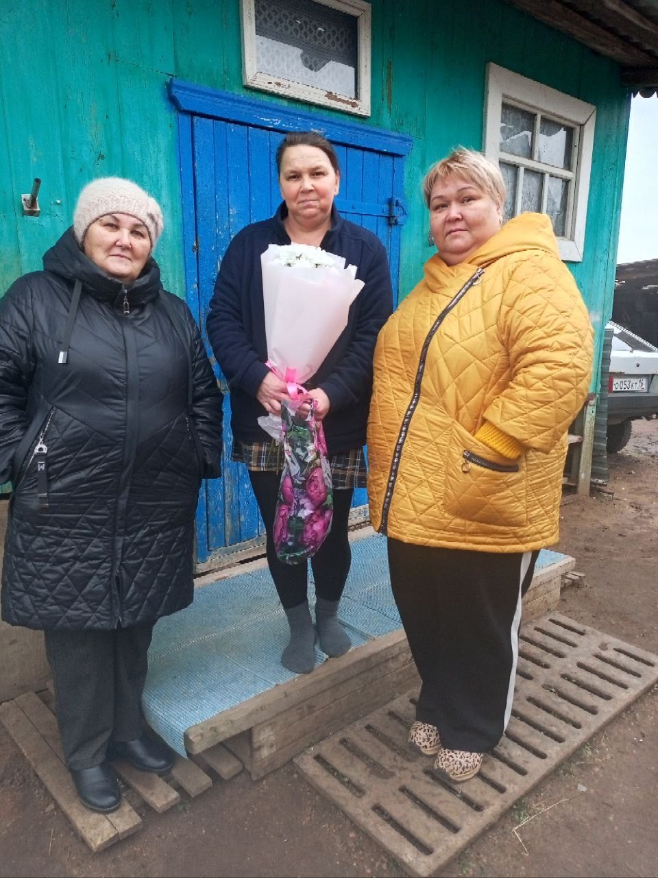 «Без бергә» волонтерлары батыр уллар үстергән әниләрне бәйрәм белән котлады