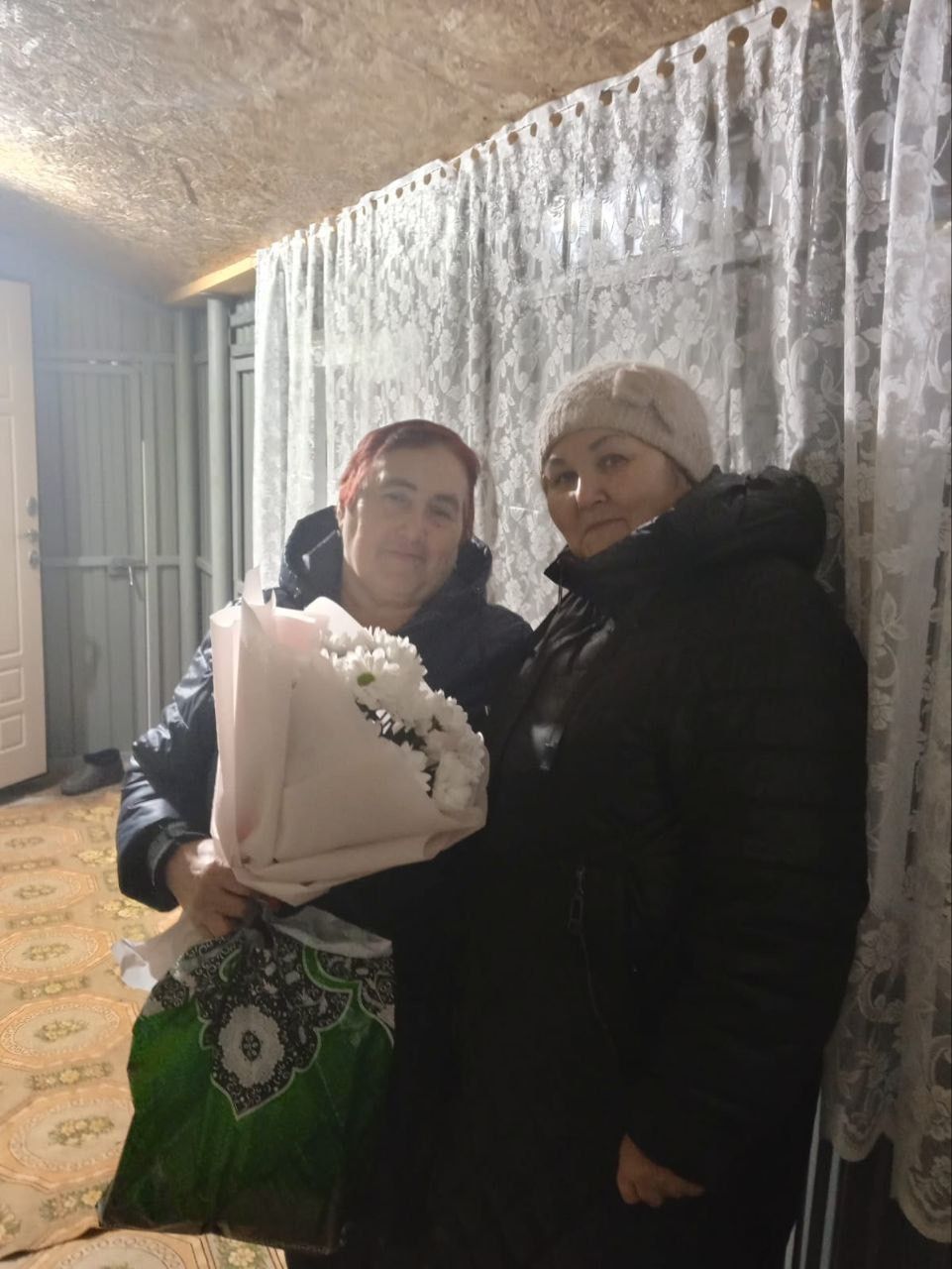 «Без бергә» волонтерлары батыр уллар үстергән әниләрне бәйрәм белән котлады
