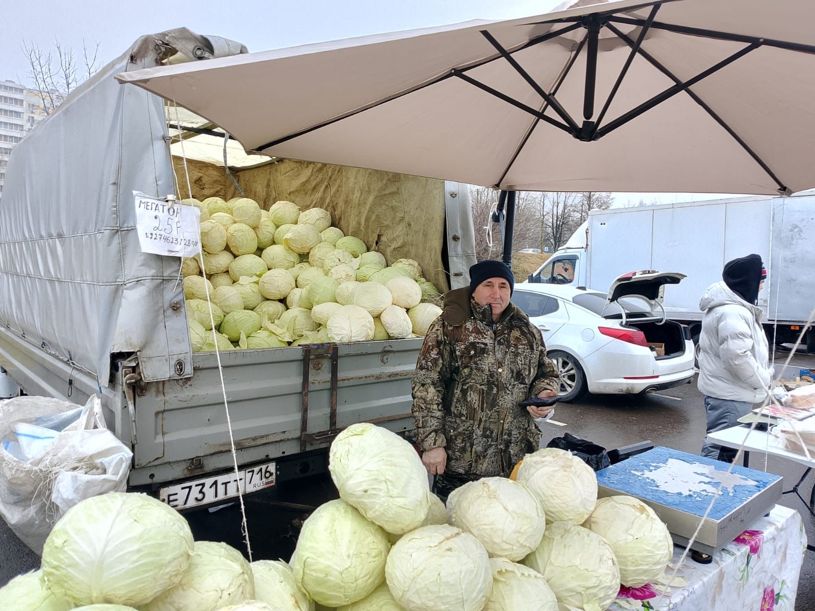 Актанышның авыл хуҗалыгы хезмәтчәннәре Чаллы ярминкәсендә сату итә