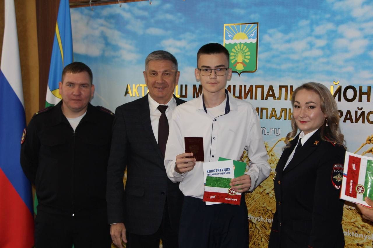 Бүген Халыклар бердәмлеге көнендә яшь гражданнарыбызга паспортлар тапшырылды