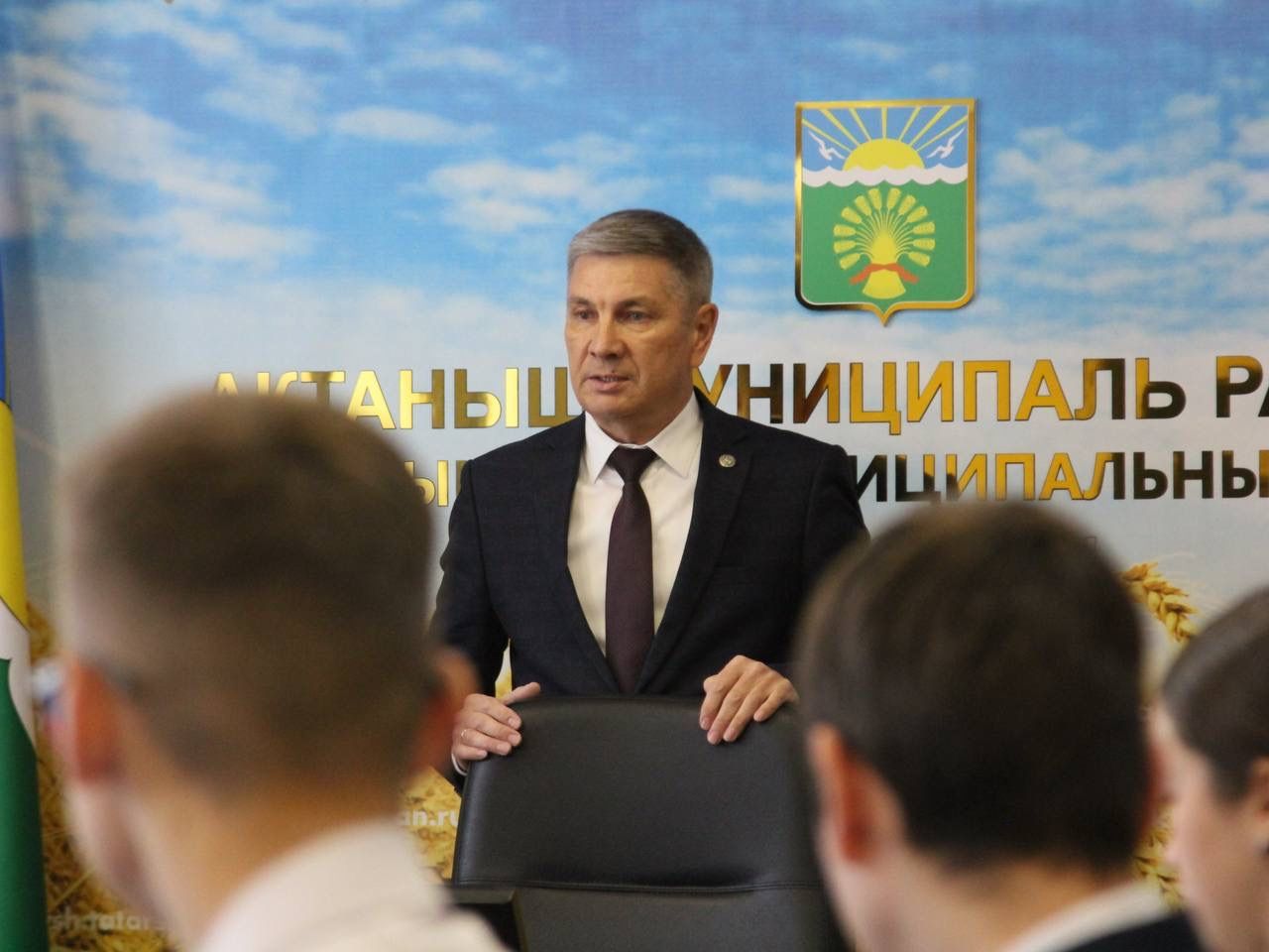 Бүген Халыклар бердәмлеге көнендә яшь гражданнарыбызга паспортлар тапшырылды