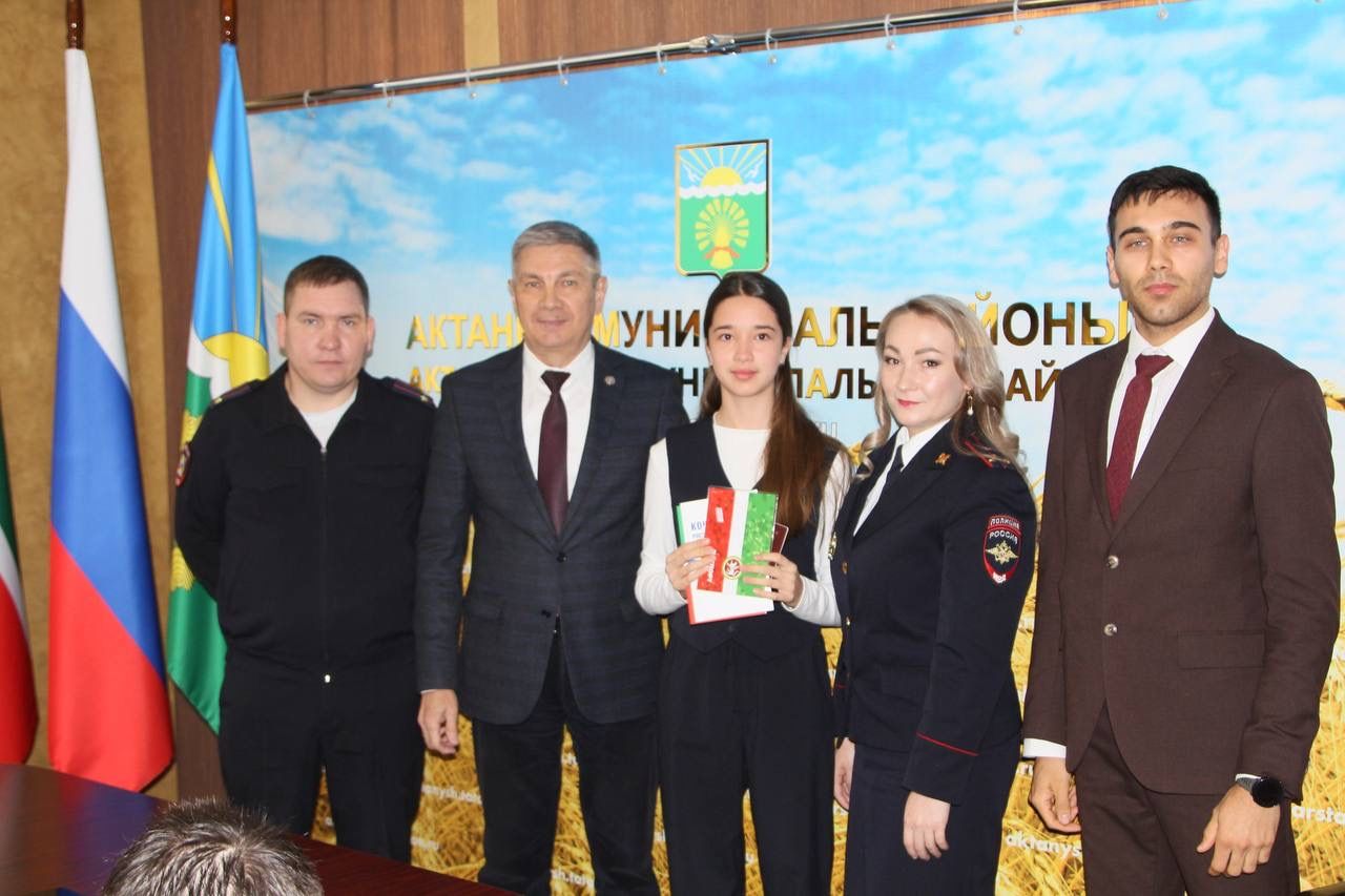 Бүген Халыклар бердәмлеге көнендә яшь гражданнарыбызга паспортлар тапшырылды