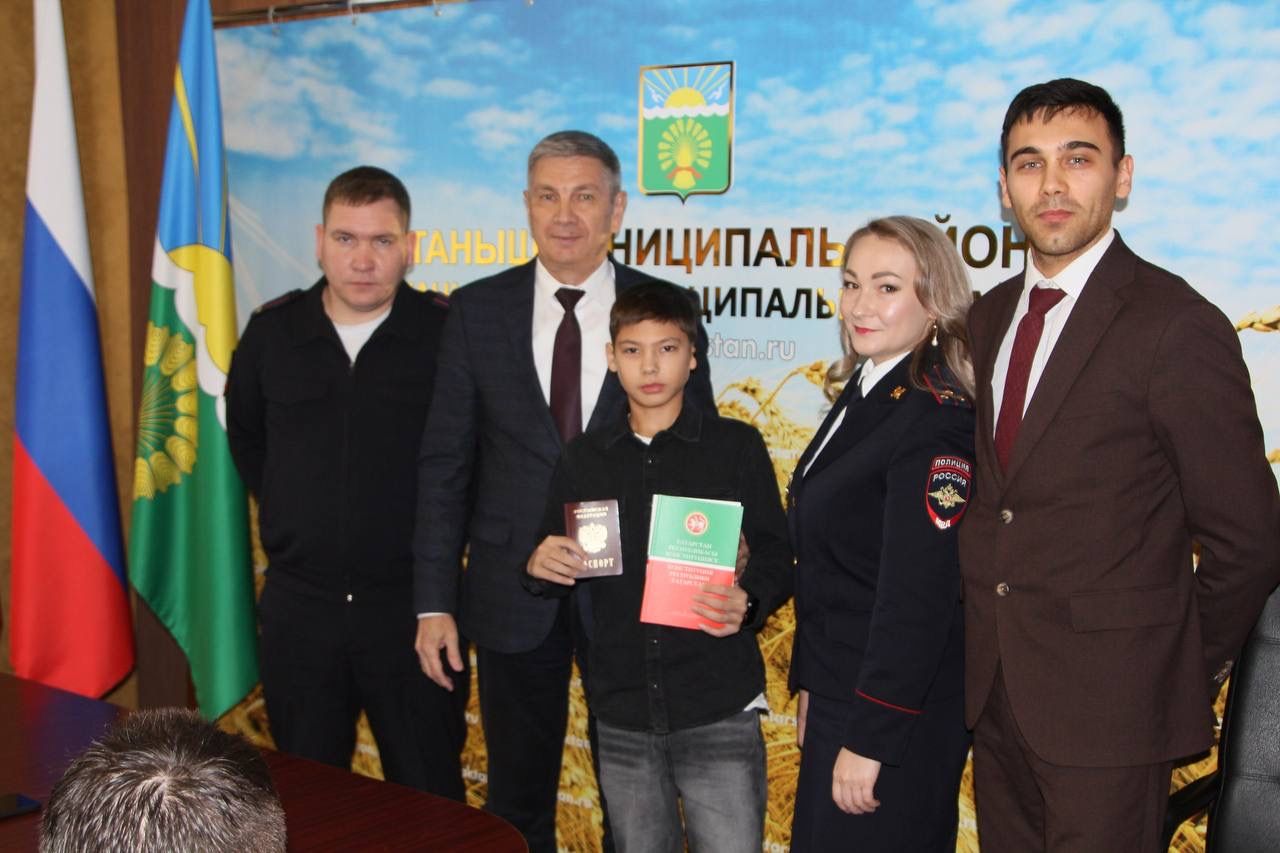 Бүген Халыклар бердәмлеге көнендә яшь гражданнарыбызга паспортлар тапшырылды