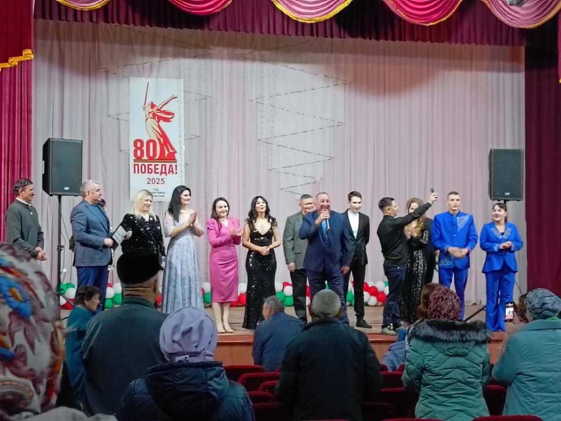 «Без бергә» труппасы артистлары Азнакай районы авылында хәйрия концерты күрсәтте