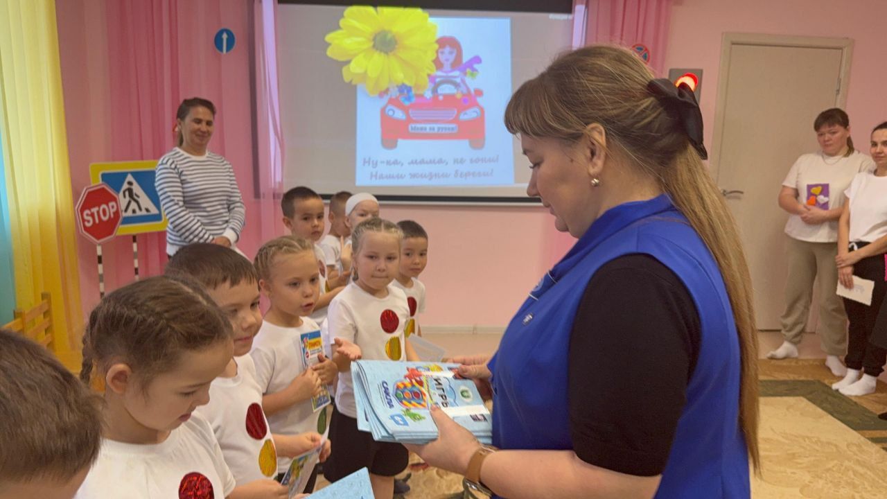 Яңа Әлем балалар бакчасында Әниләр көнендә юл йөрү кагыйдәләрен ныгыттылар