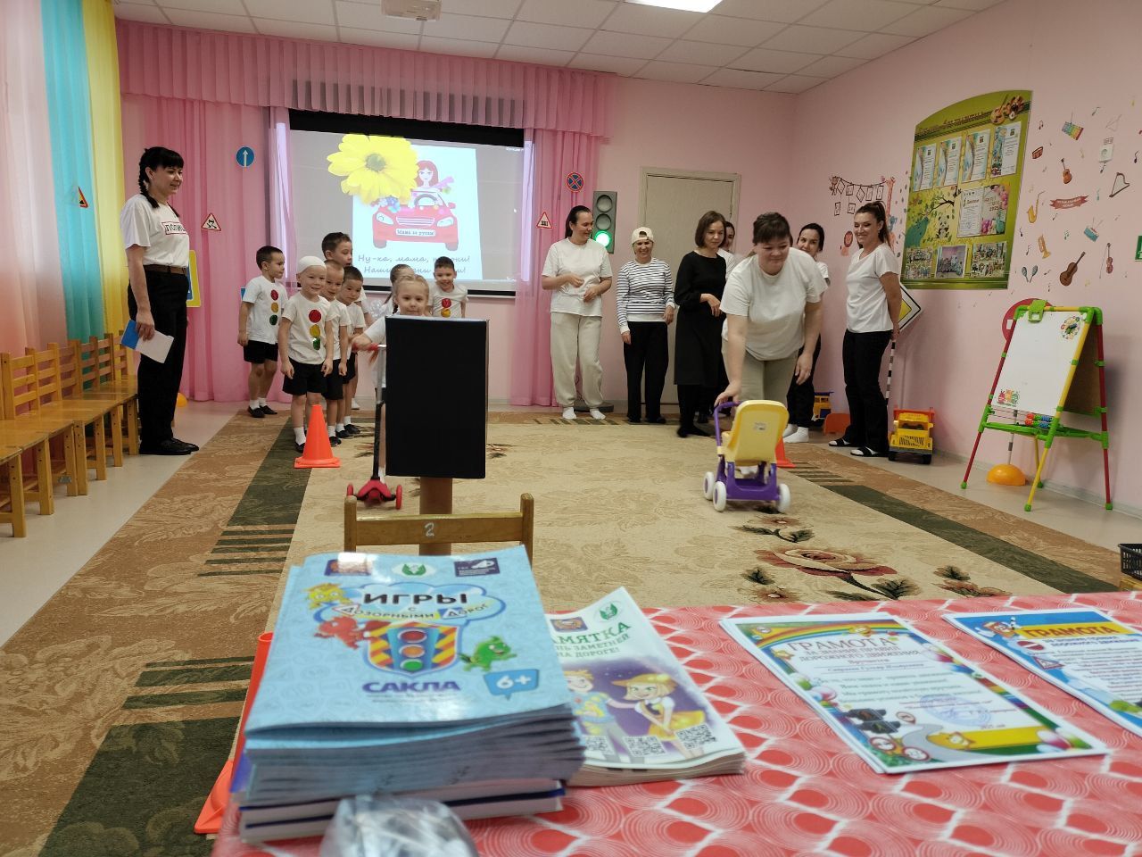 Яңа Әлем балалар бакчасында Әниләр көнендә юл йөрү кагыйдәләрен ныгыттылар