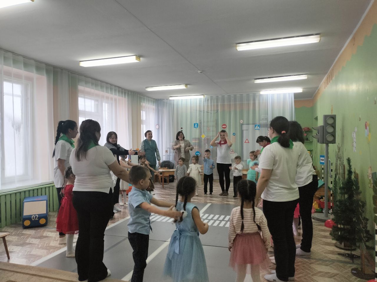 Киров балалар бакчасында балалар һәм аларның әниләре юл кагыйдәләре белемнәрен ныгыттылар