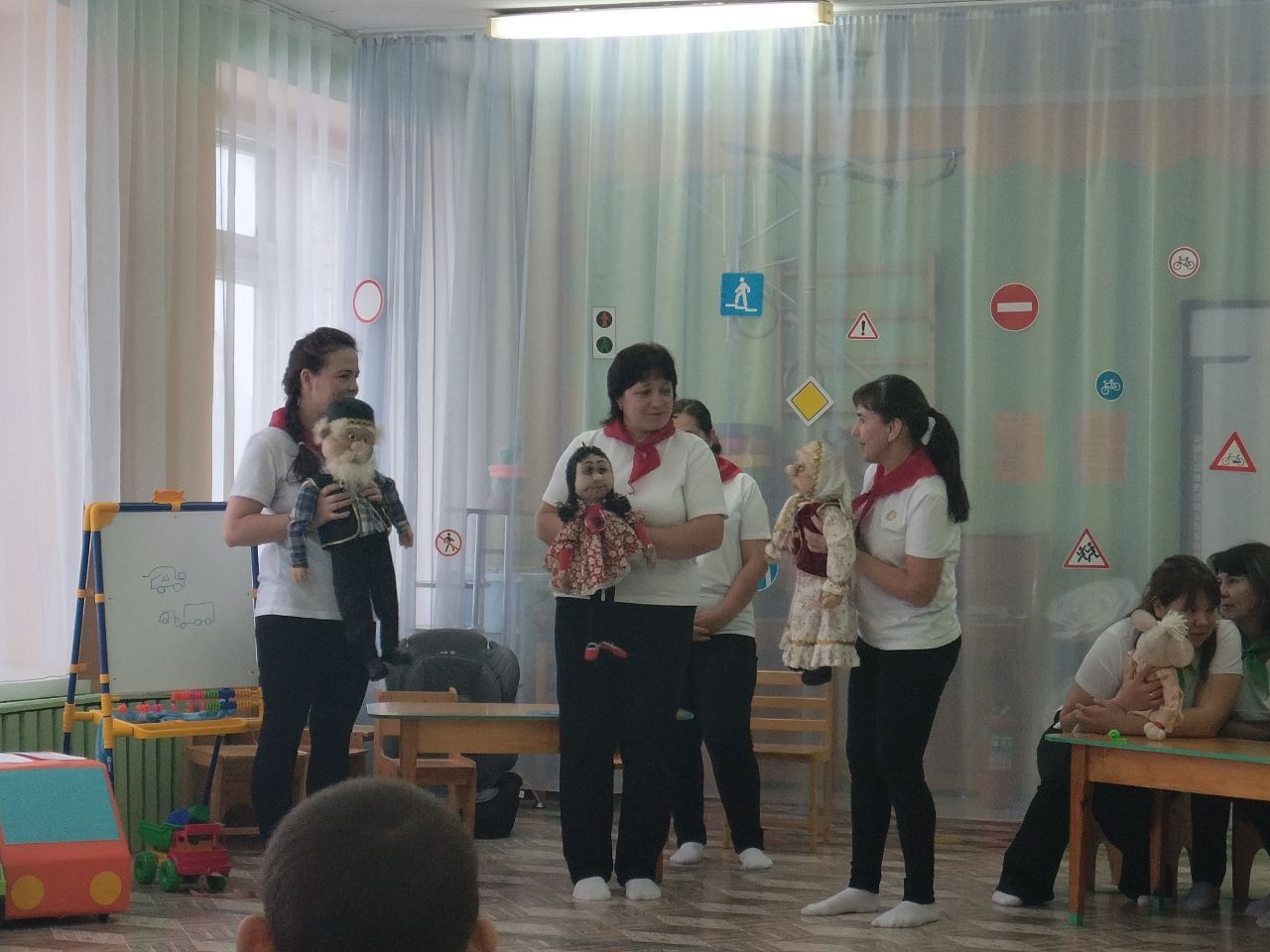 Киров балалар бакчасында балалар һәм аларның әниләре юл кагыйдәләре белемнәрен ныгыттылар
