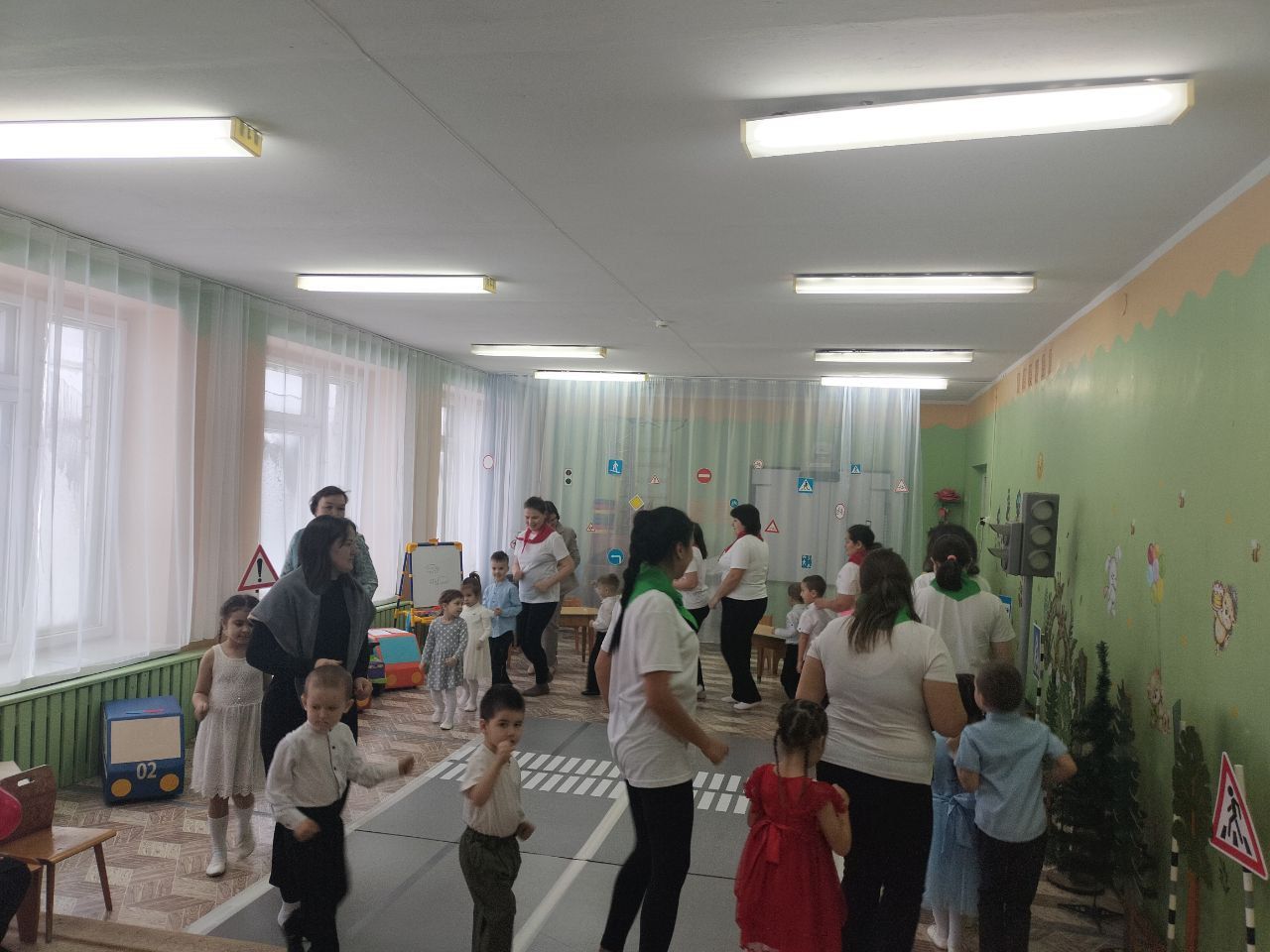 Киров балалар бакчасында балалар һәм аларның әниләре юл кагыйдәләре белемнәрен ныгыттылар