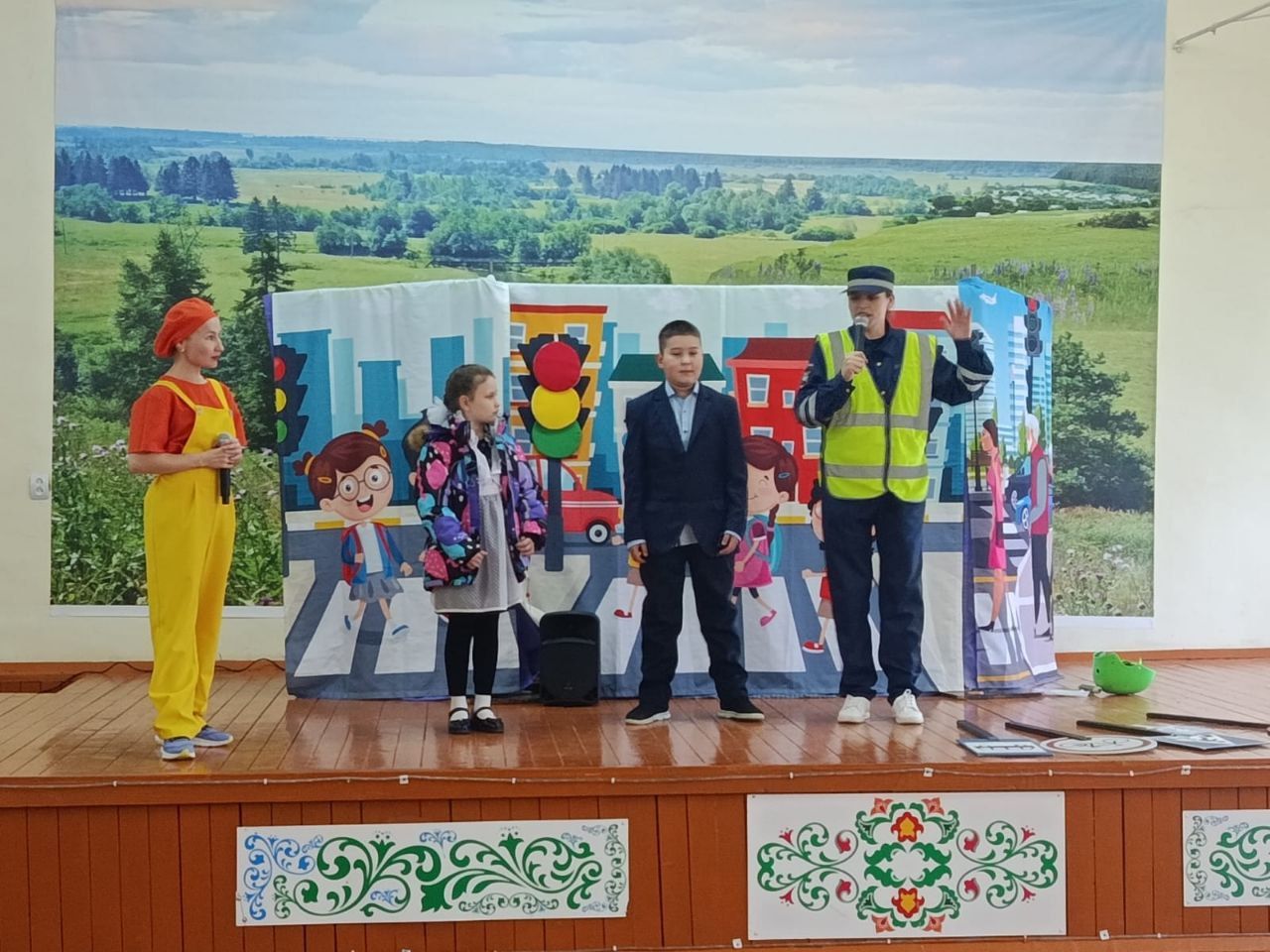 «Калейдоскоп» театры балаларга юл хәрәкәте иминлеге бәйрәмен бүләк итте