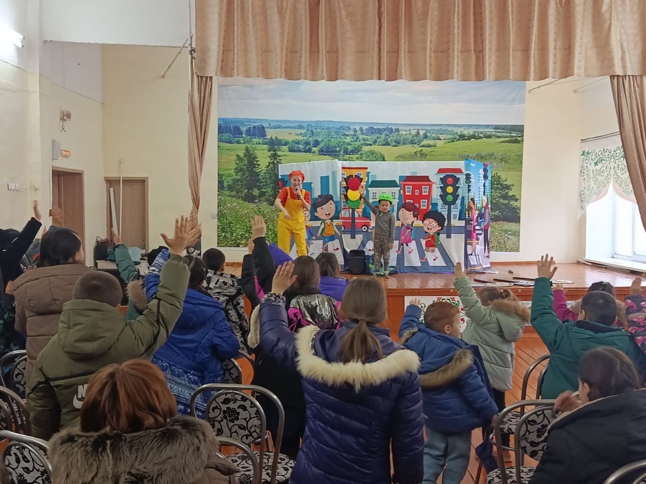 «Калейдоскоп» театры балаларга юл хәрәкәте иминлеге бәйрәмен бүләк итте
