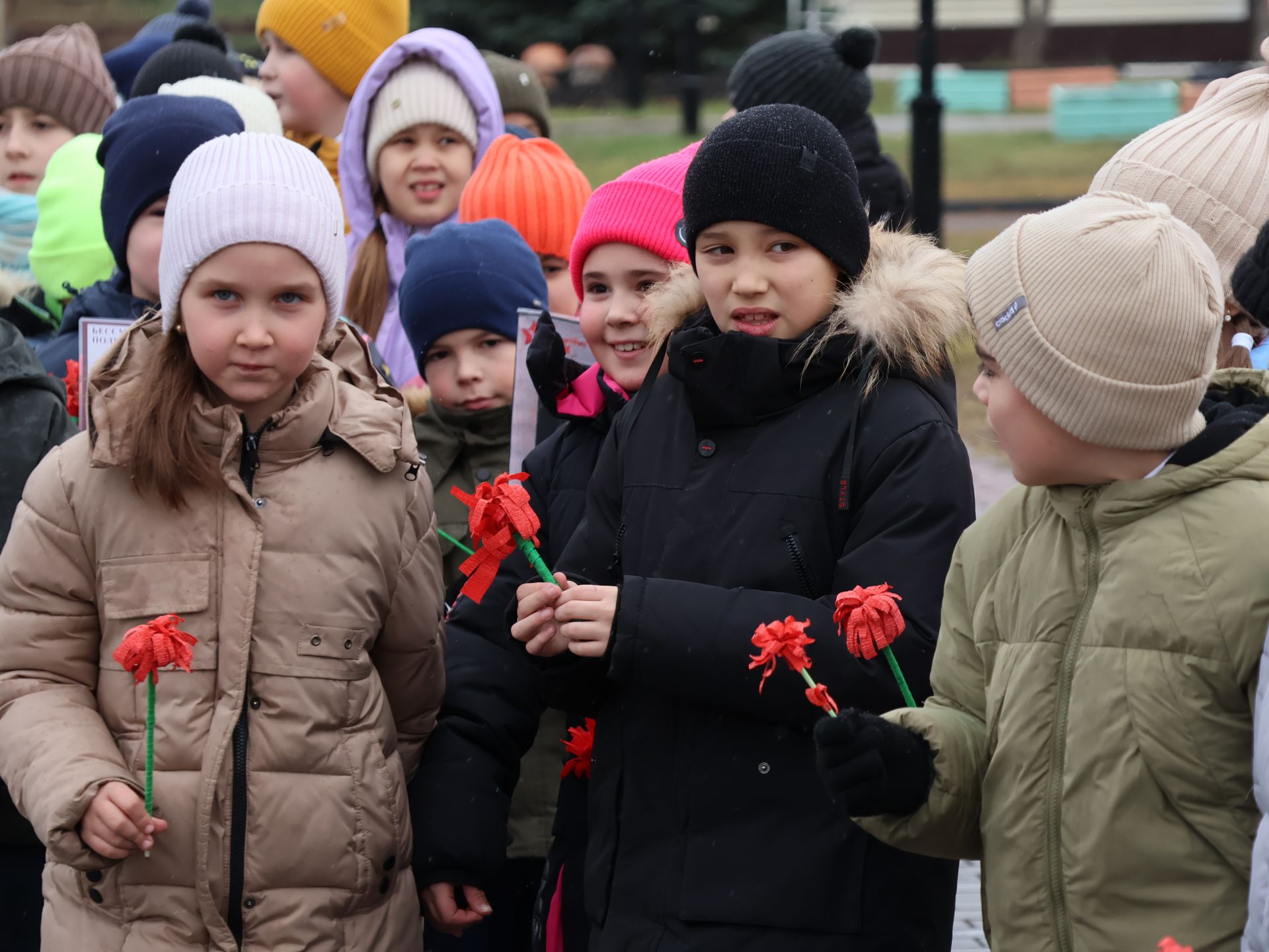 Актанышның беренче мәктәбе укучылары һәм технология техникумы студентлары Билгесез солдат һәйкәленә чәчәкләр салды