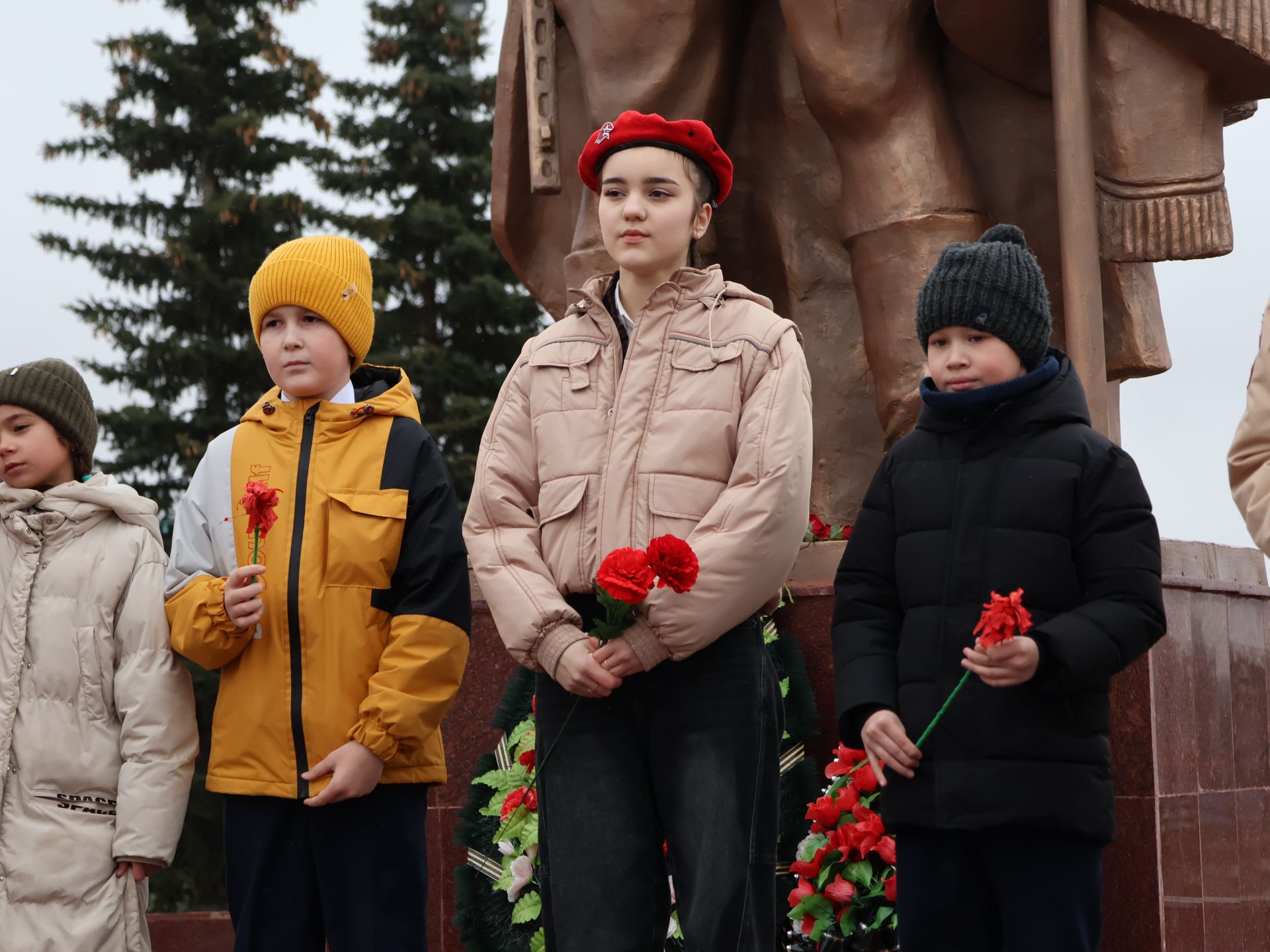 Актанышның беренче мәктәбе укучылары һәм технология техникумы студентлары Билгесез солдат һәйкәленә чәчәкләр салды
