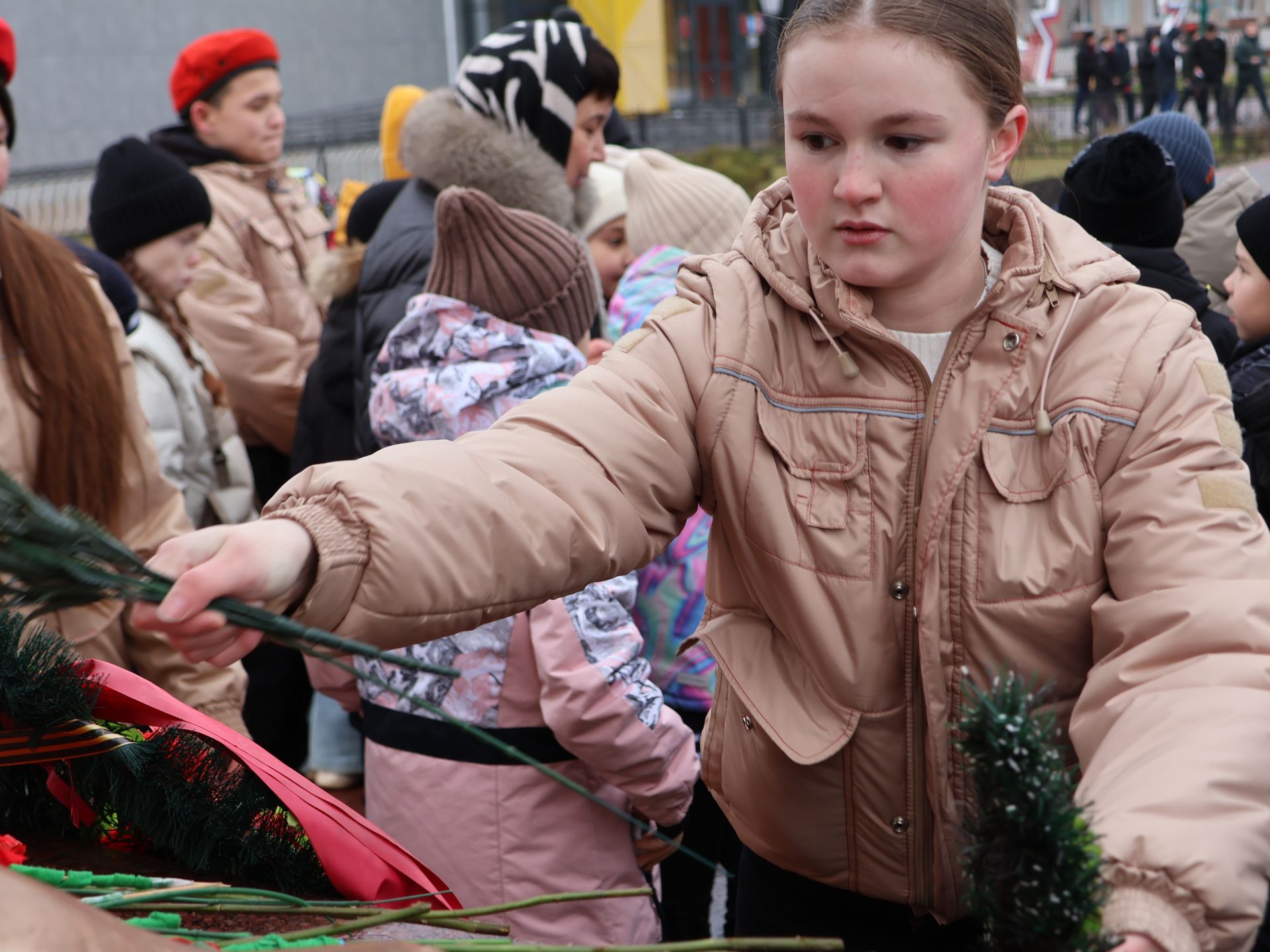 Актанышның беренче мәктәбе укучылары һәм технология техникумы студентлары Билгесез солдат һәйкәленә чәчәкләр салды