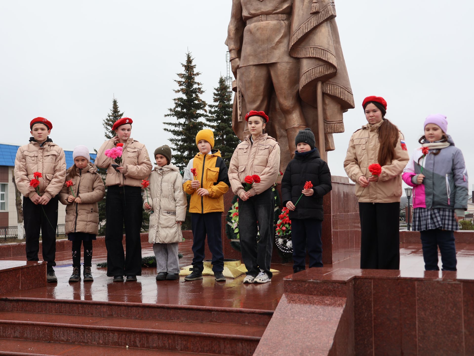 Актанышның беренче мәктәбе укучылары һәм технология техникумы студентлары Билгесез солдат һәйкәленә чәчәкләр салды