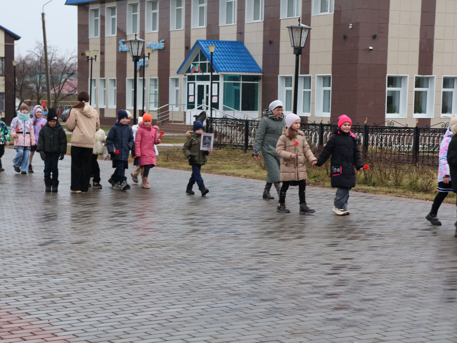 Актанышның беренче мәктәбе укучылары һәм технология техникумы студентлары Билгесез солдат һәйкәленә чәчәкләр салды