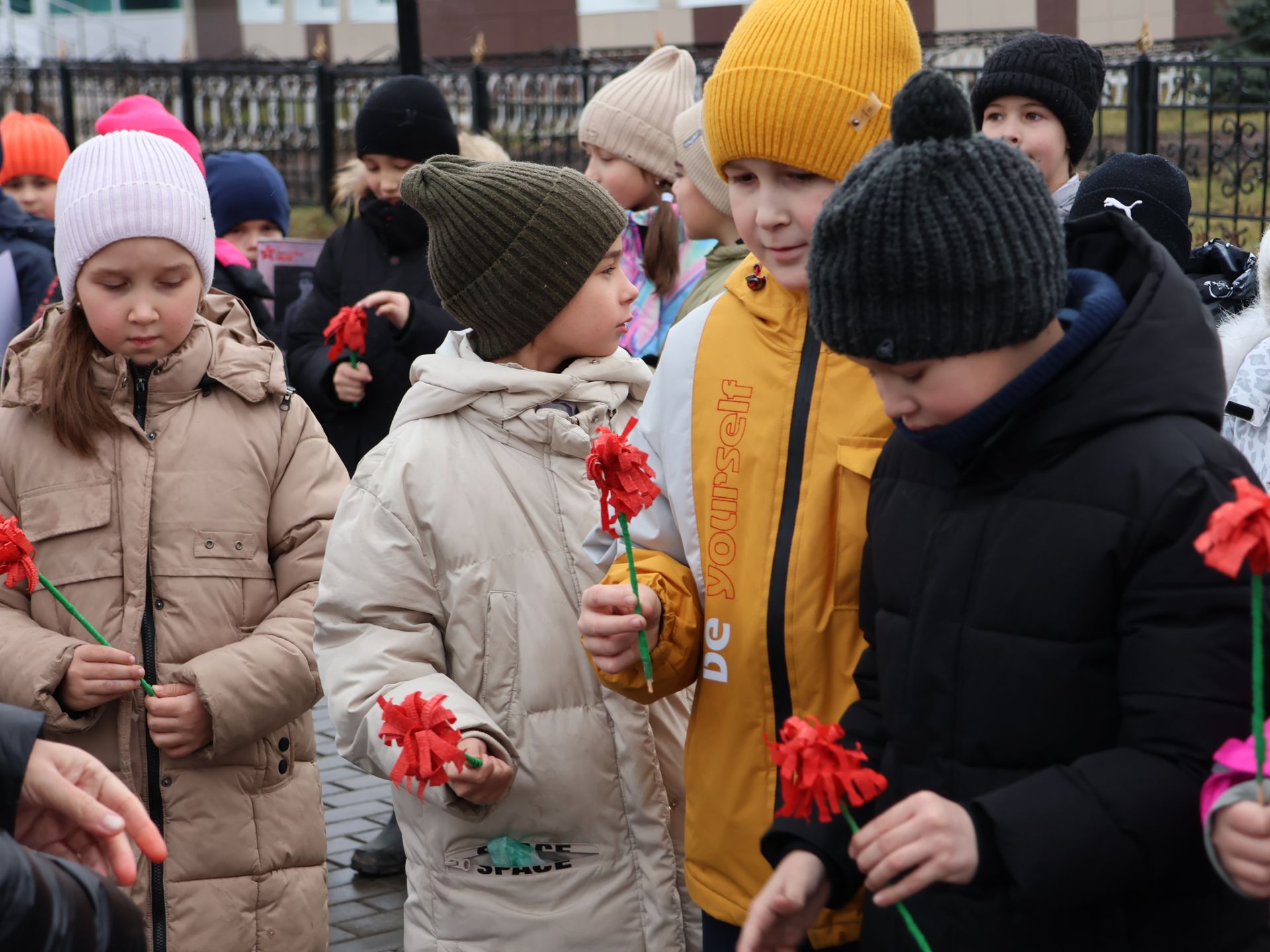 Актанышның беренче мәктәбе укучылары һәм технология техникумы студентлары Билгесез солдат һәйкәленә чәчәкләр салды