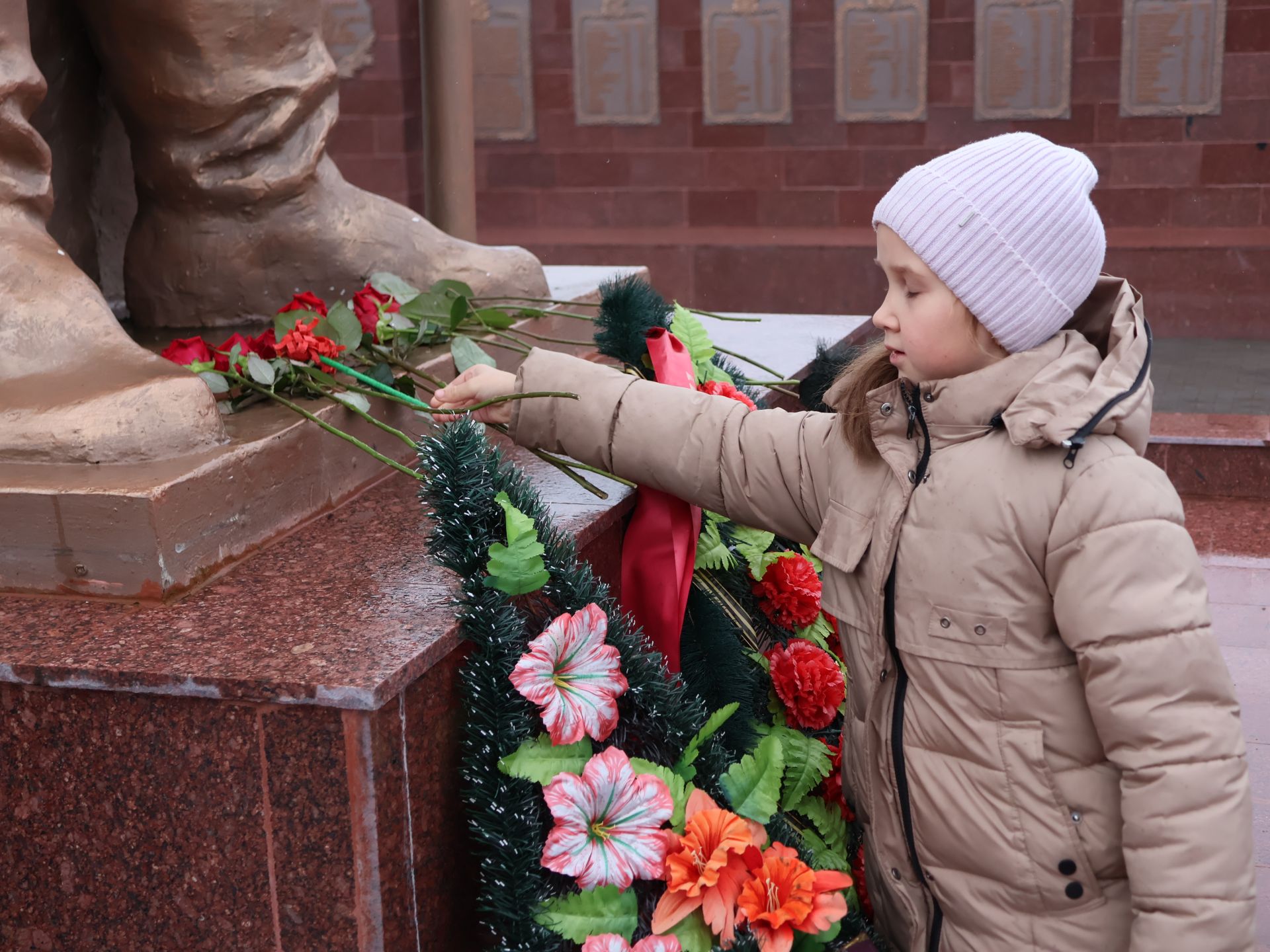 Актанышның беренче мәктәбе укучылары һәм технология техникумы студентлары Билгесез солдат һәйкәленә чәчәкләр салды
