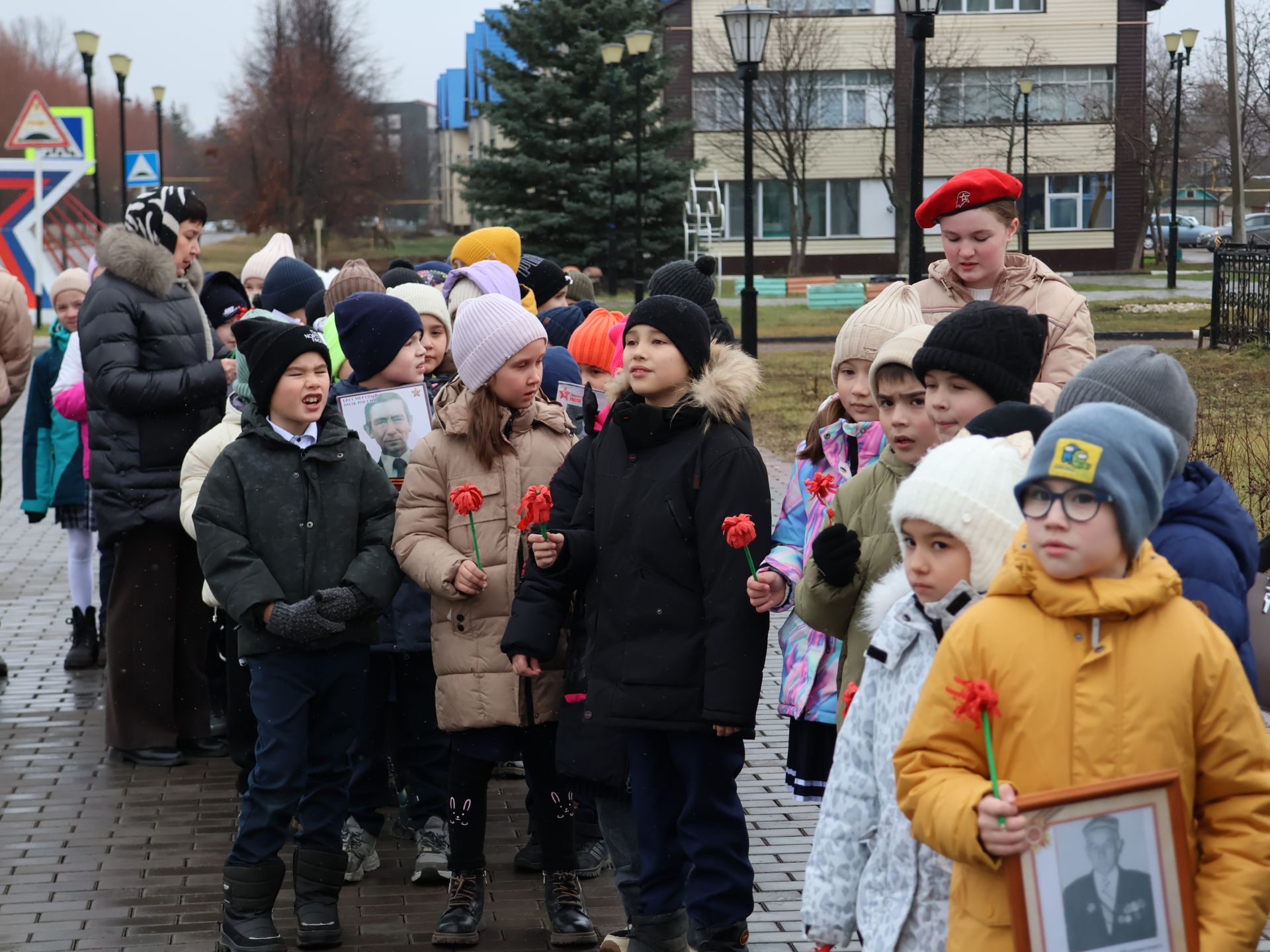 Актанышның беренче мәктәбе укучылары һәм технология техникумы студентлары Билгесез солдат һәйкәленә чәчәкләр салды