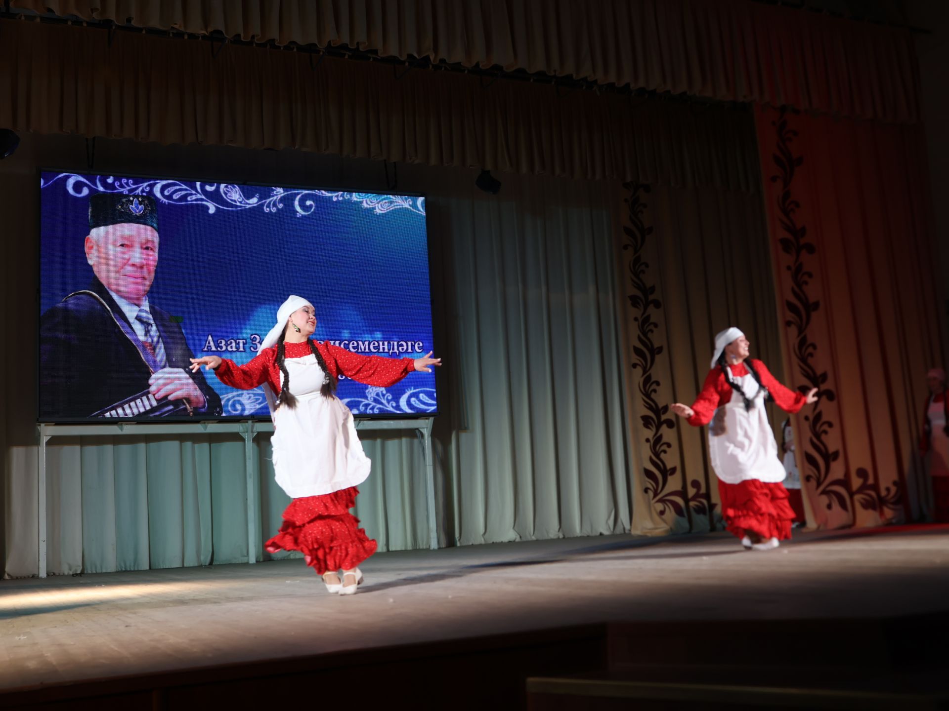 Азат Закиров исемендәге районкүләм бию конкурсыннан безнең репортаж