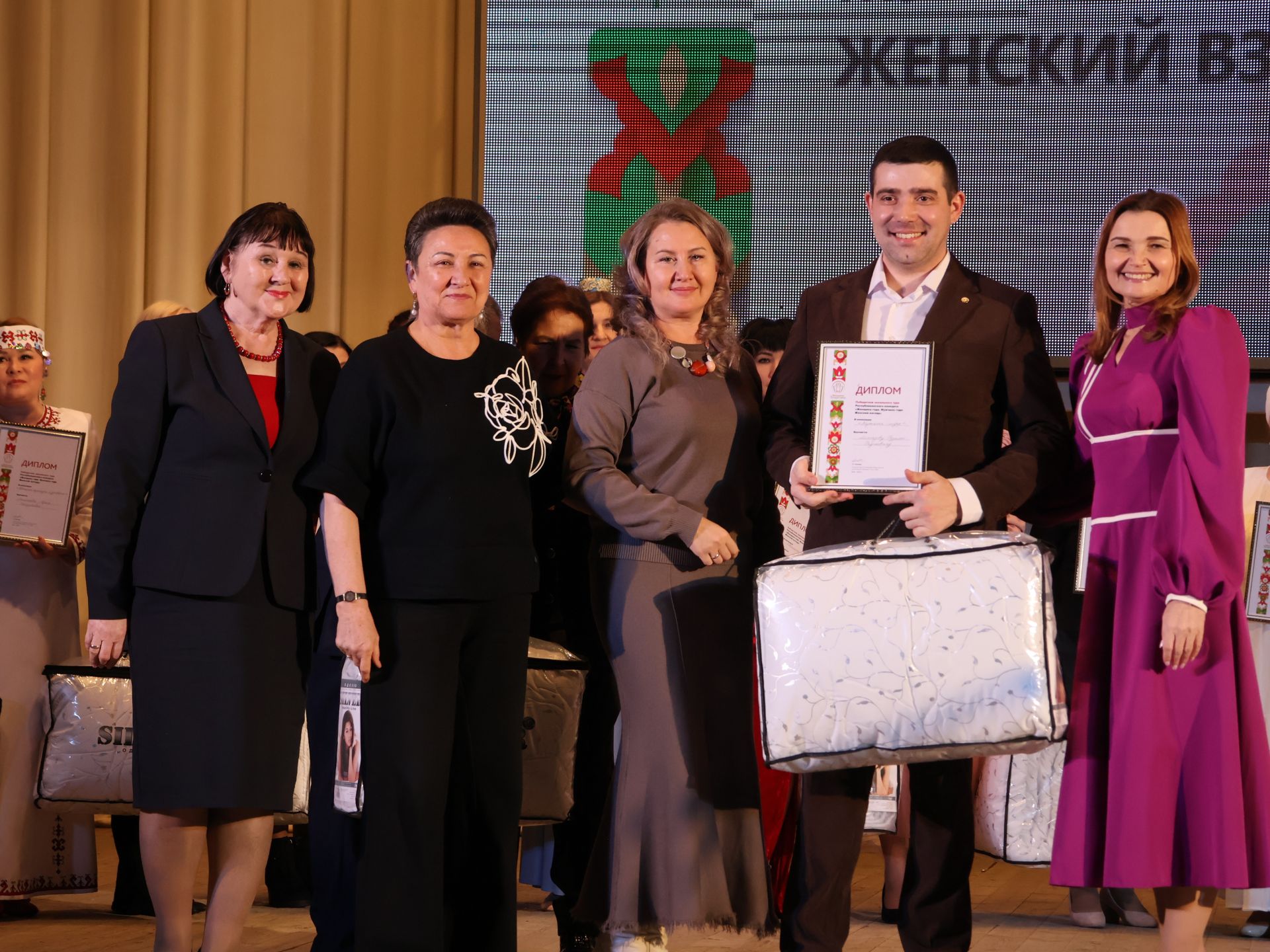 Актаныштагы «Ел хатын- кызы. Ел ир-аты: хатын-кыз карашы-2025» зона бәйгесеннән фотолар