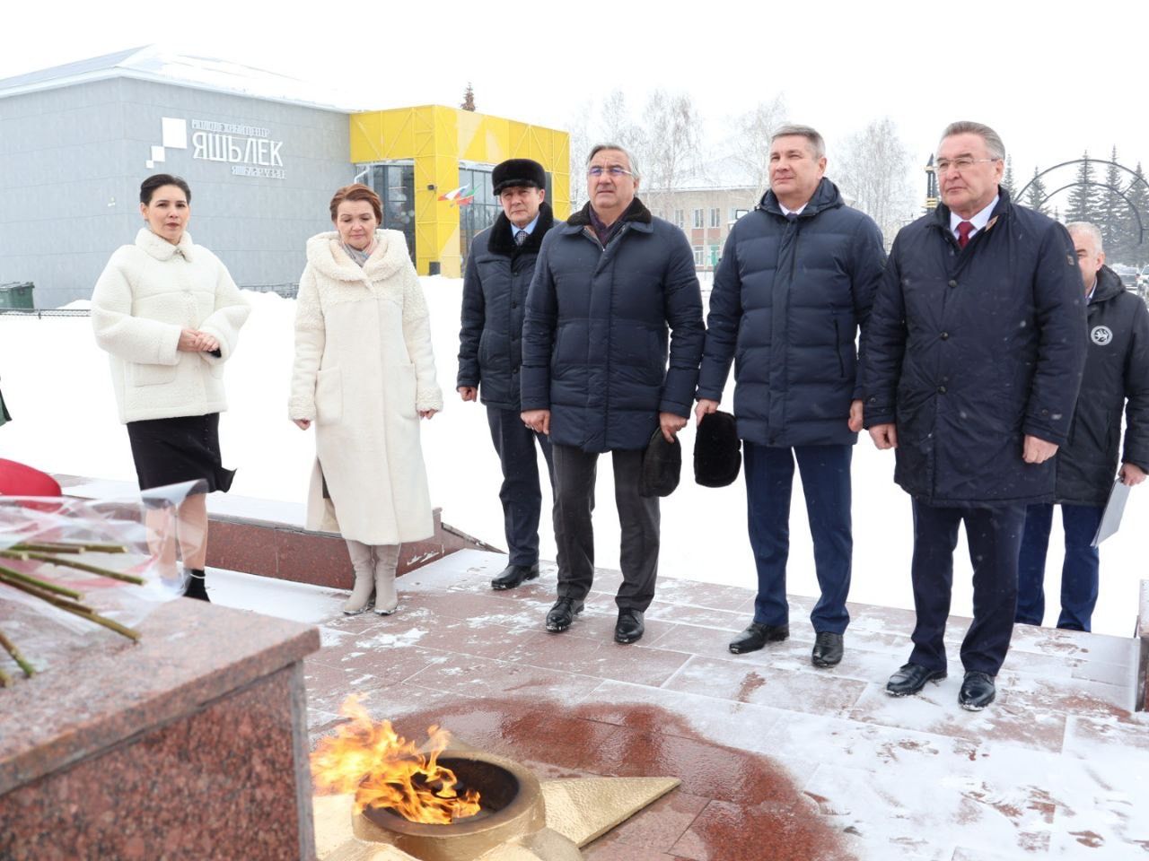 Актаныш район Советы утырышында катнашучы Татарстан хөкүмәте вәкилләре Җиңү паркындагы һәйкәлләргә чәчәкләр салды