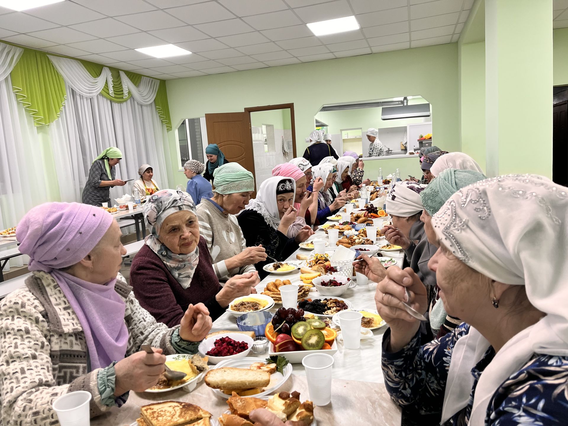 «Ният» хәйрия фонды җитәкчесе Нияз Усманов әнисенең туган авылы Иске Богадыда ифтар мәҗлесе уздырды
