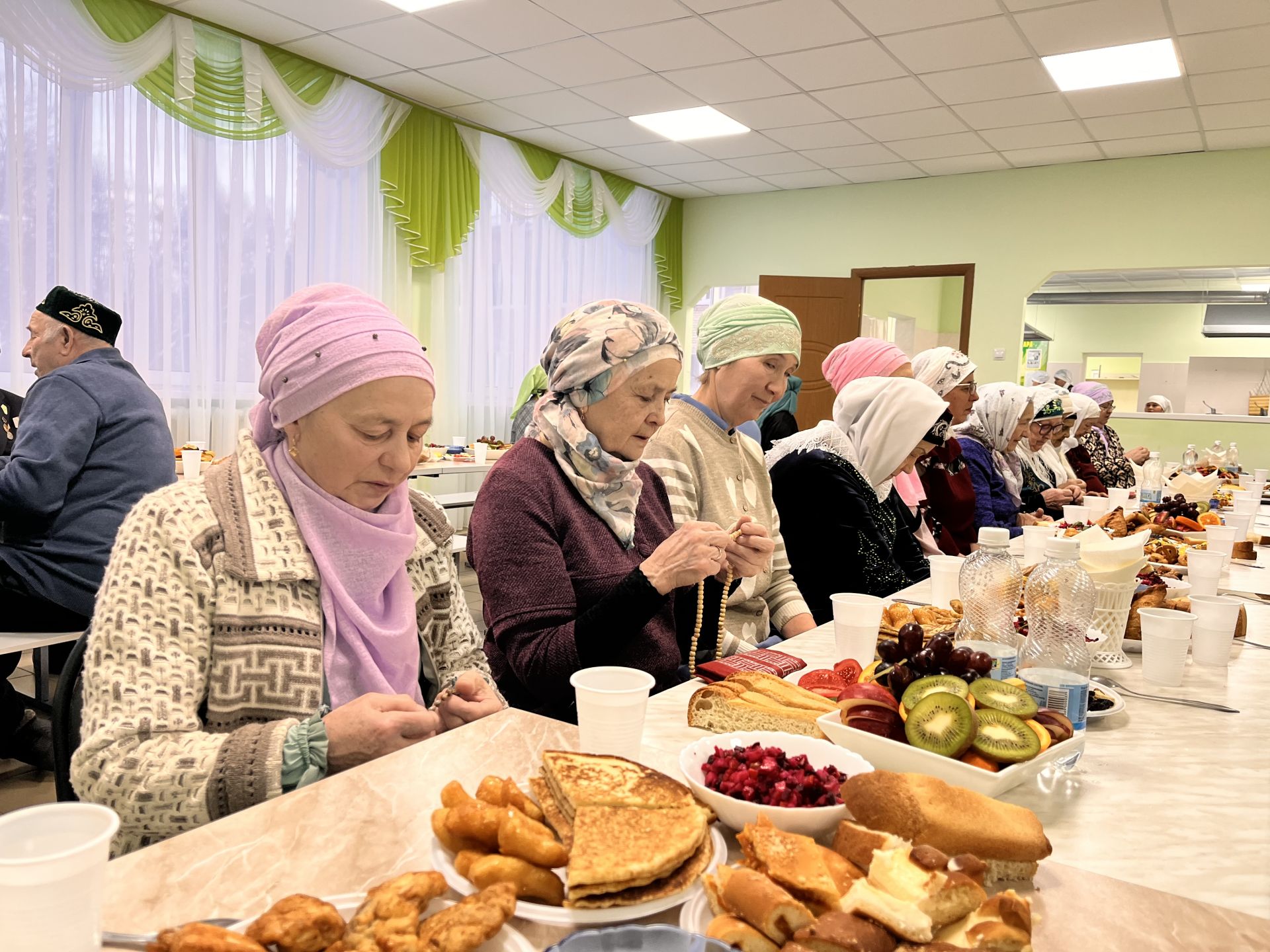 «Ният» хәйрия фонды җитәкчесе Нияз Усманов әнисенең туган авылы Иске Богадыда ифтар мәҗлесе уздырды