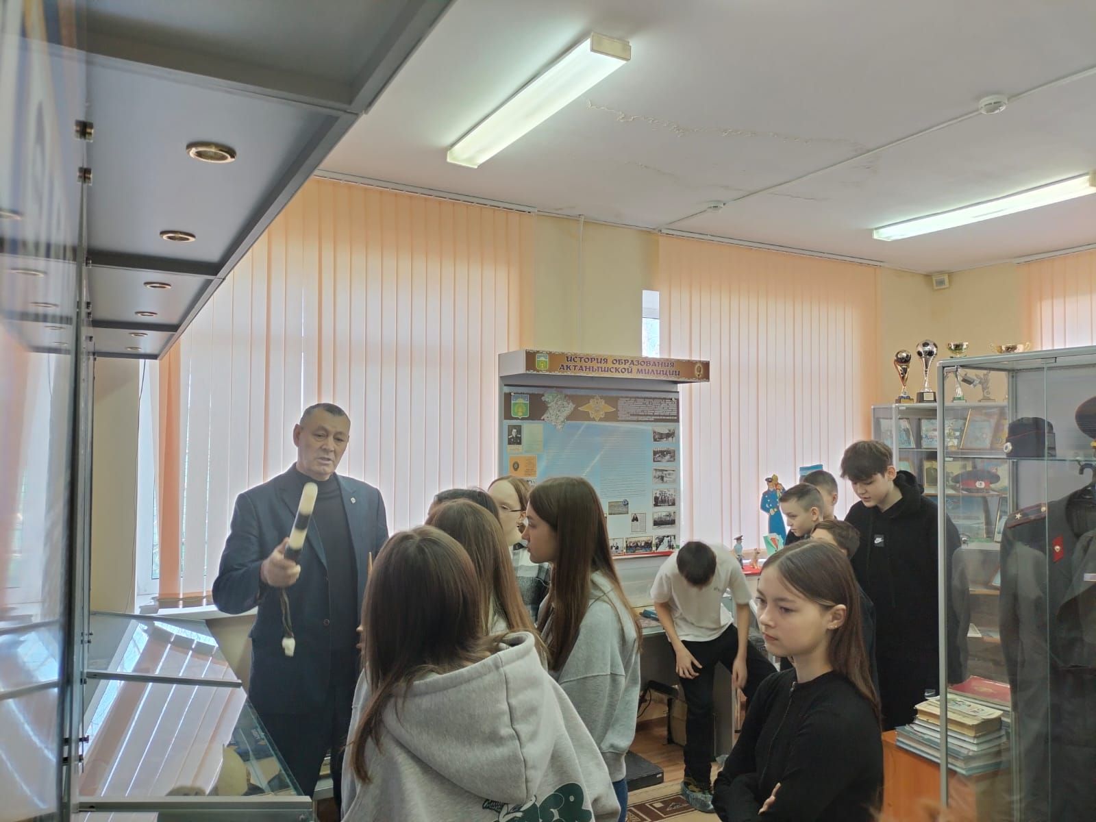 Укучылар язгы каникулларда полиция һәм ДАИ хезмәткәрләре һөнәре белән танышты