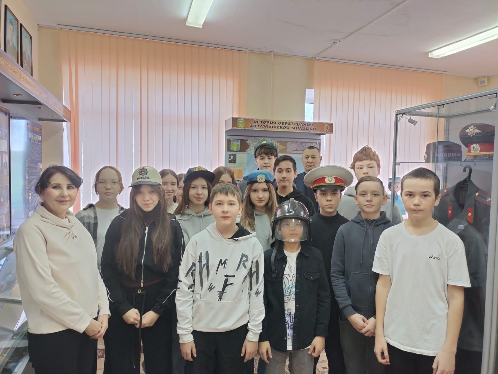 Укучылар язгы каникулларда полиция һәм ДАИ хезмәткәрләре һөнәре белән танышты