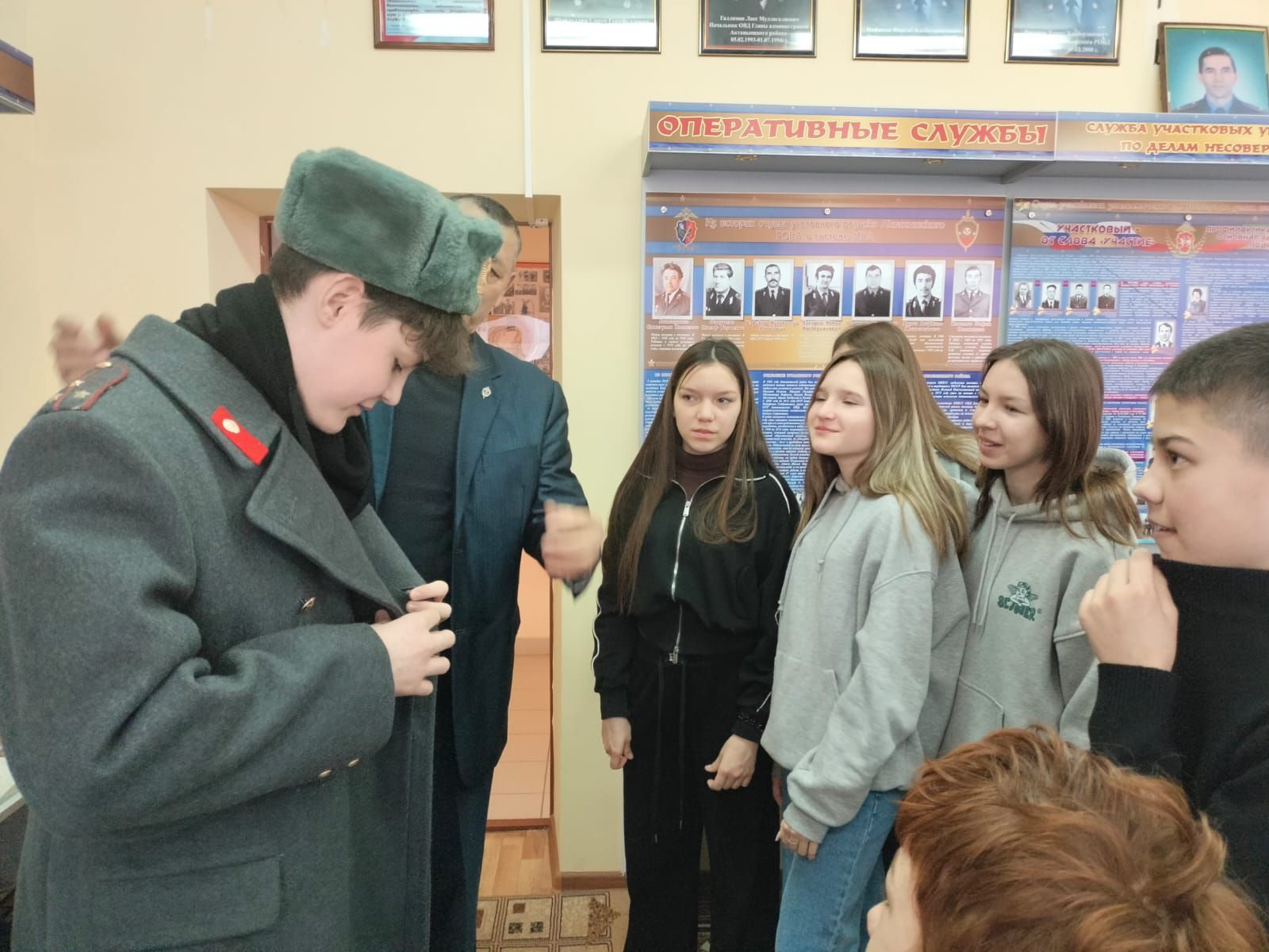 Укучылар язгы каникулларда полиция һәм ДАИ хезмәткәрләре һөнәре белән танышты