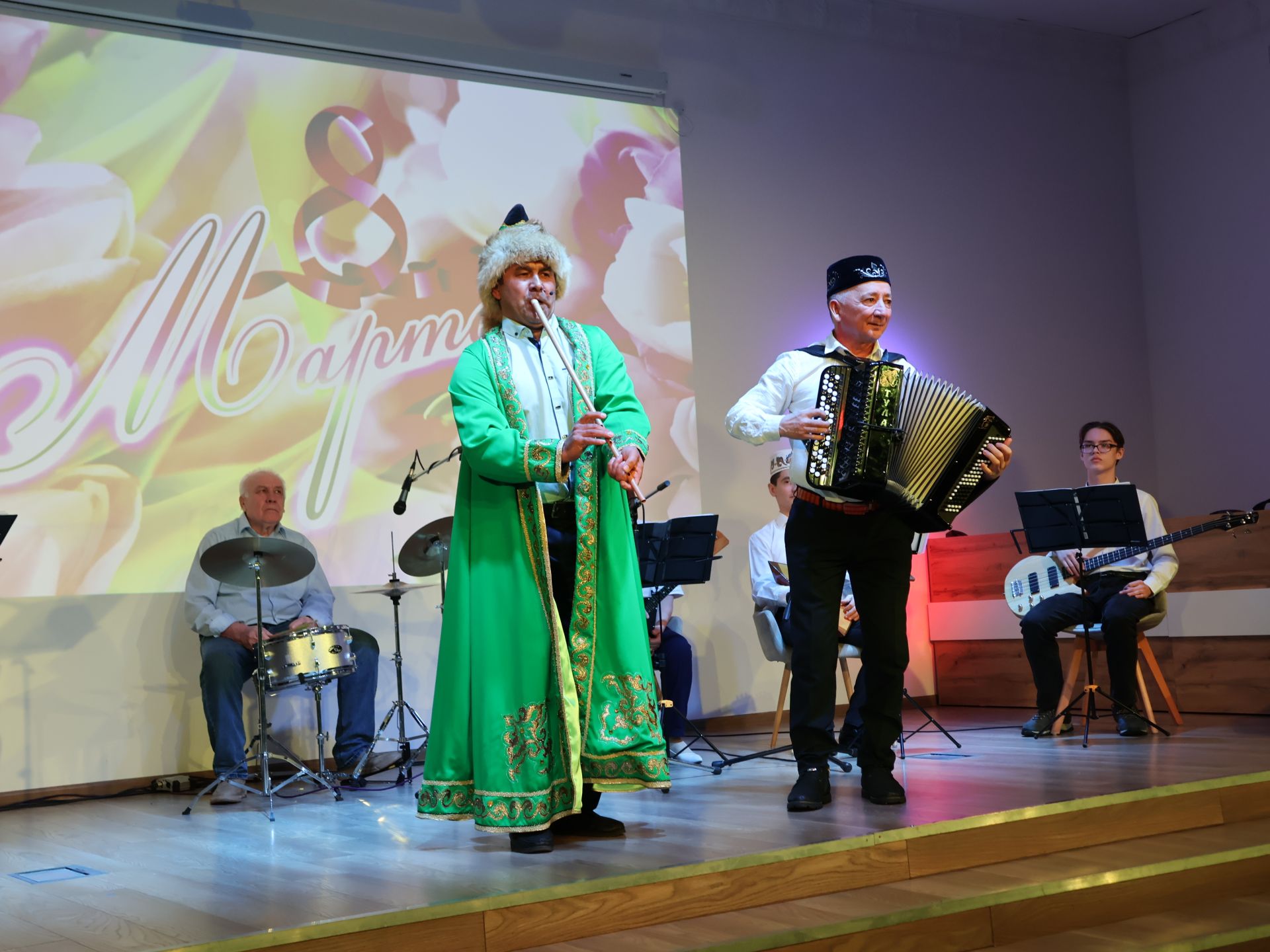 Актанышта социаль өлкәдә эшләүче хатын-кызларыбызны 8 Март бәйрәме белән котладылар