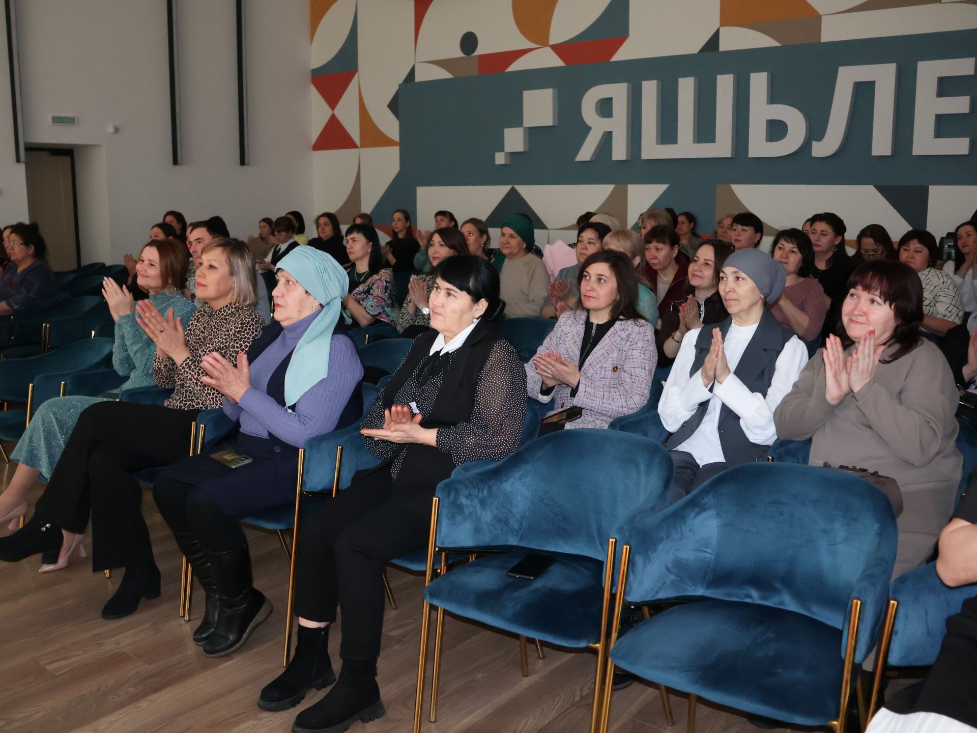 Актанышта социаль өлкәдә эшләүче хатын-кызларыбызны 8 Март бәйрәме белән котладылар