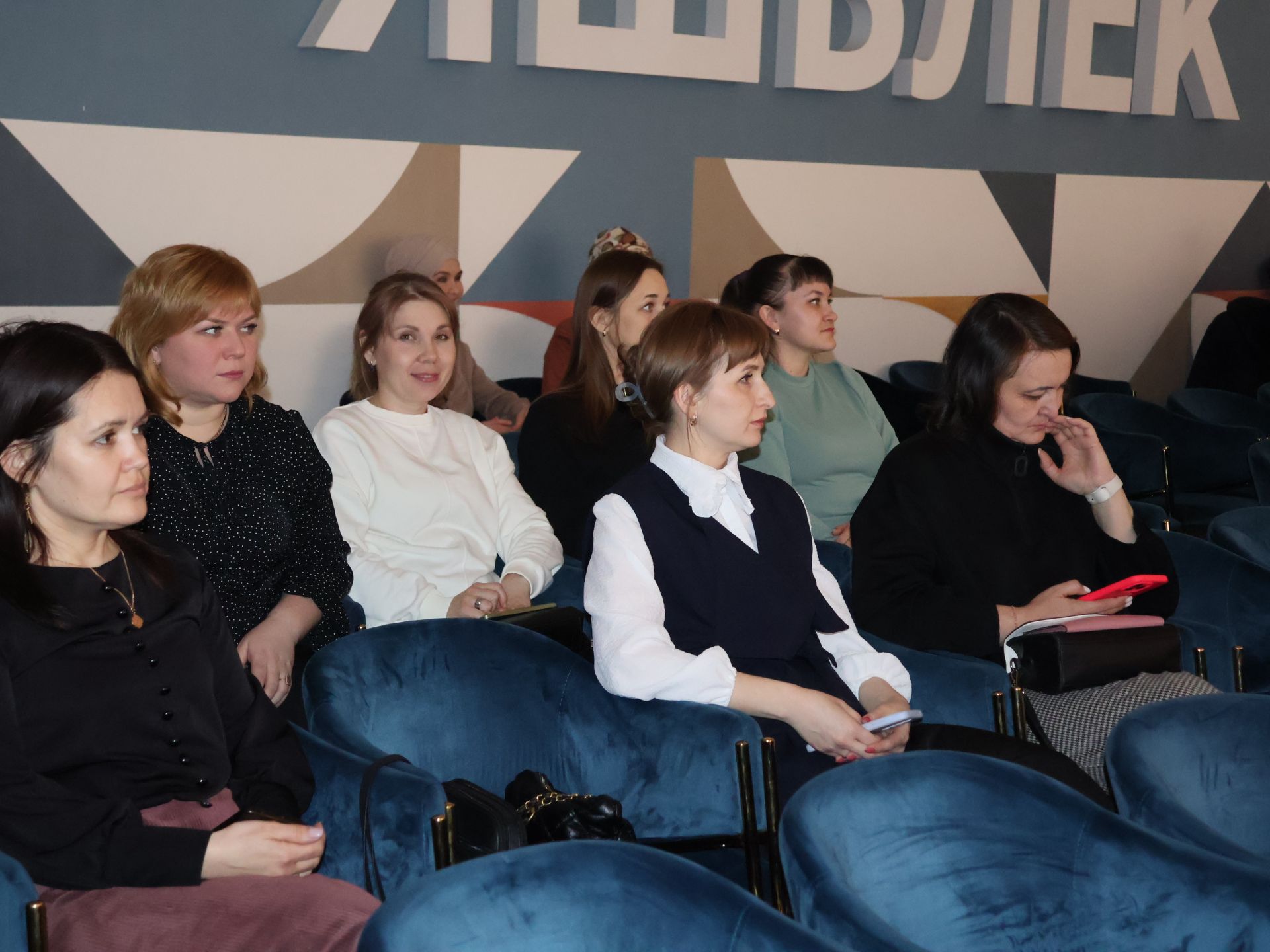 Актанышта социаль өлкәдә эшләүче хатын-кызларыбызны 8 Март бәйрәме белән котладылар