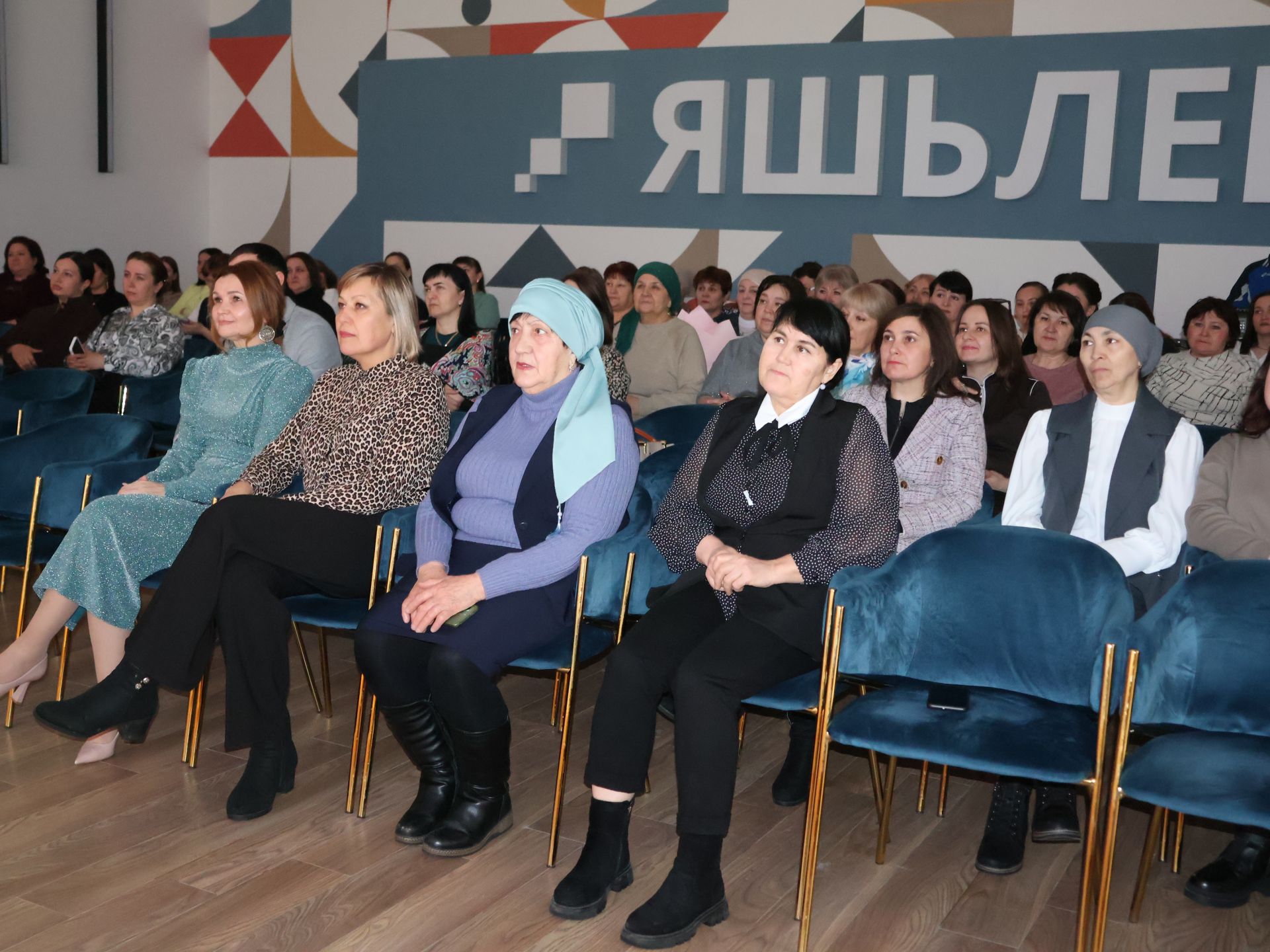 Актанышта социаль өлкәдә эшләүче хатын-кызларыбызны 8 Март бәйрәме белән котладылар