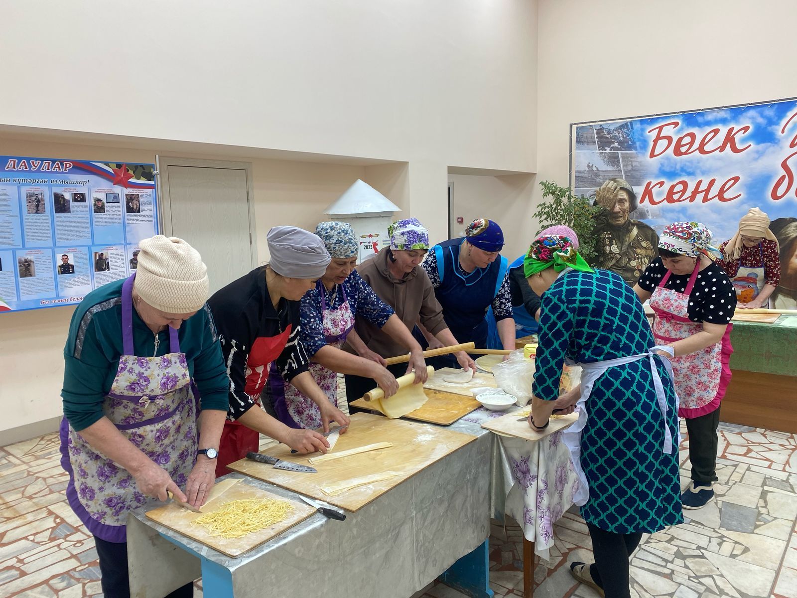Иске Богады хатын-кызлары хәрбиләргә токмач кисте