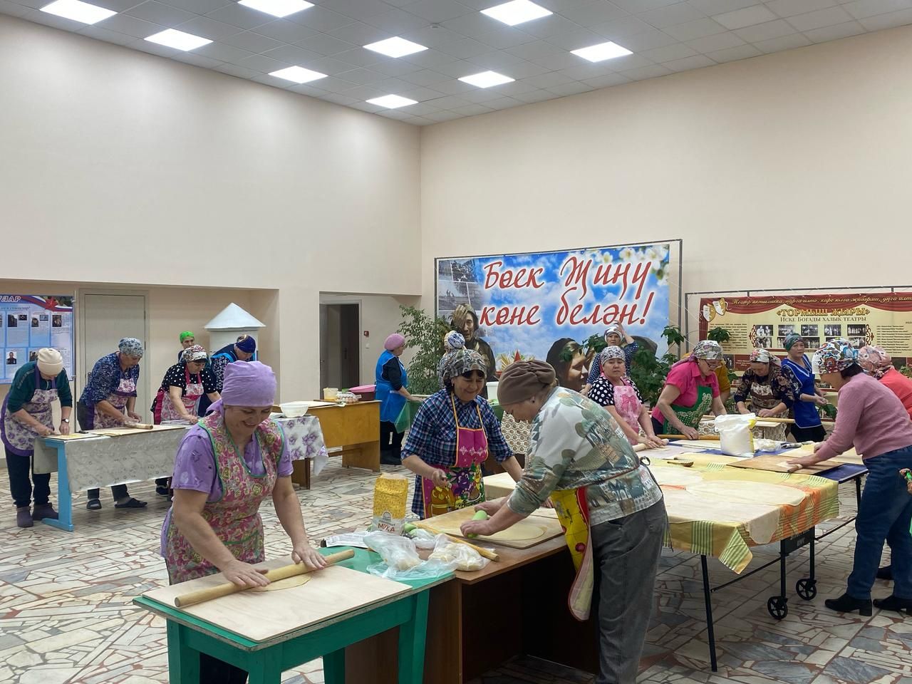 Иске Богады хатын-кызлары хәрбиләргә токмач кисте