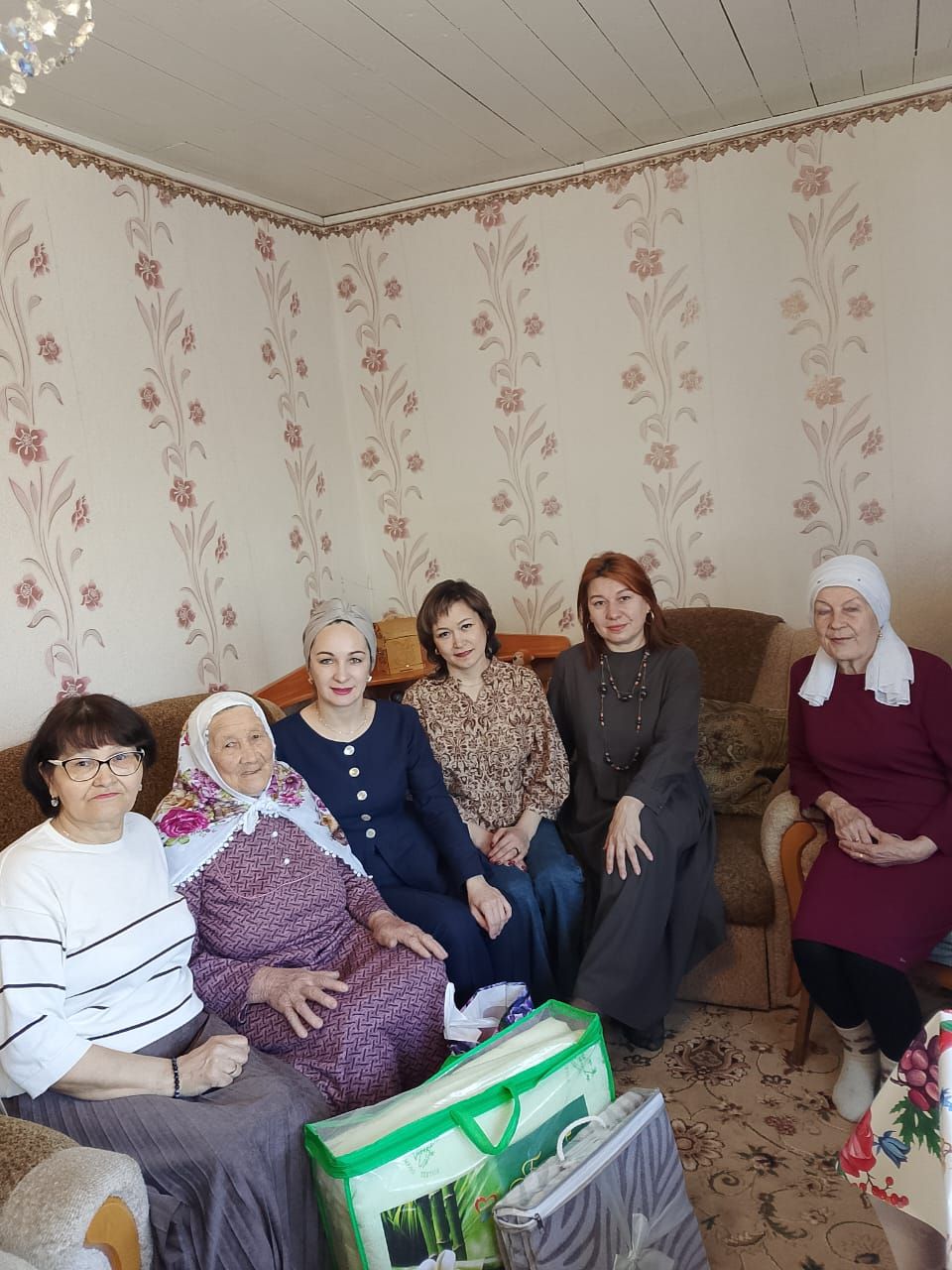 Бәйрәмегез белән: Меңнәр авылында яшәүче Нәкыя Нургалиева 90 яшен каршы алды