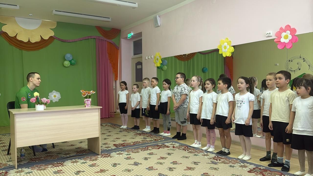 Пучы балалар бакчасына очрашуга махсус хәрби операция батыры килде