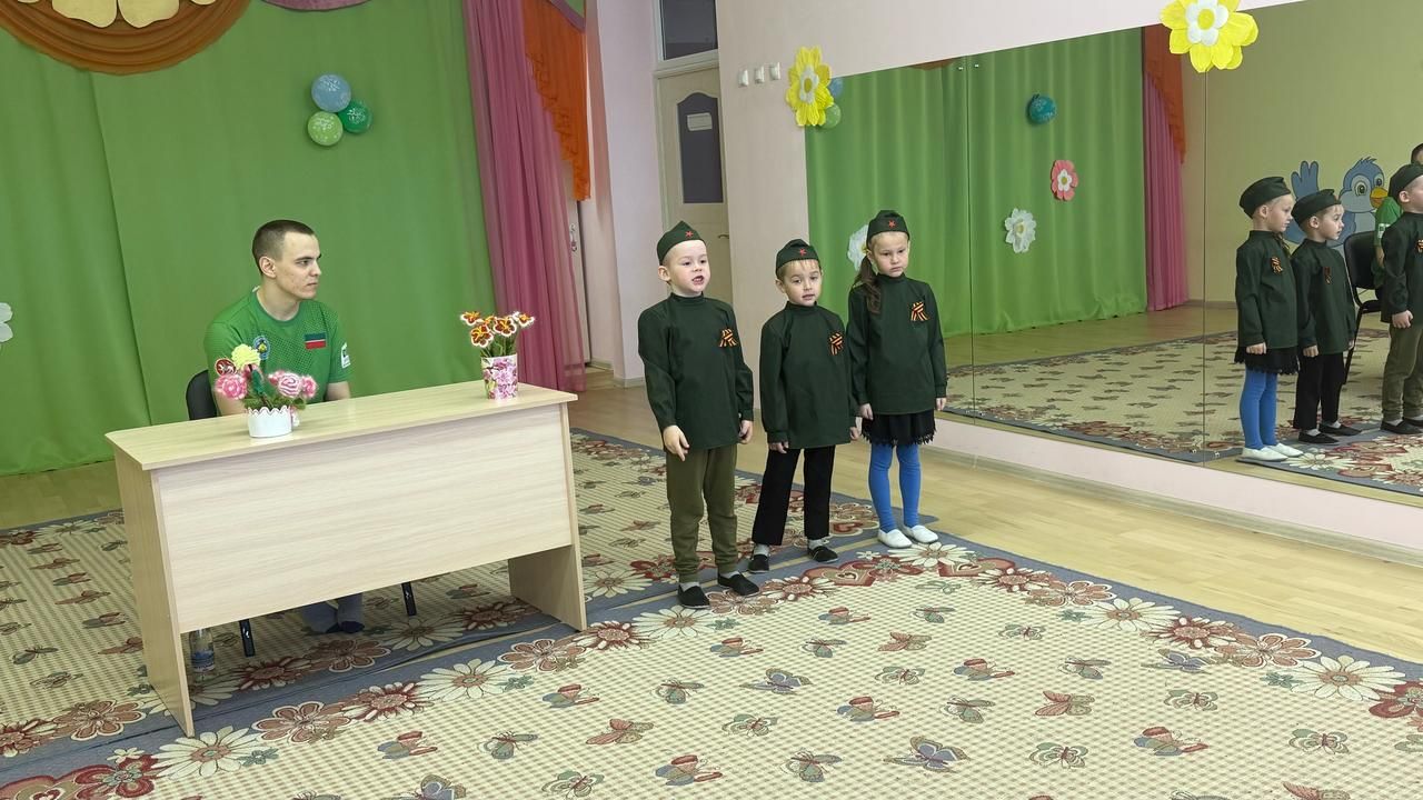 Пучы балалар бакчасына очрашуга махсус хәрби операция батыры килде