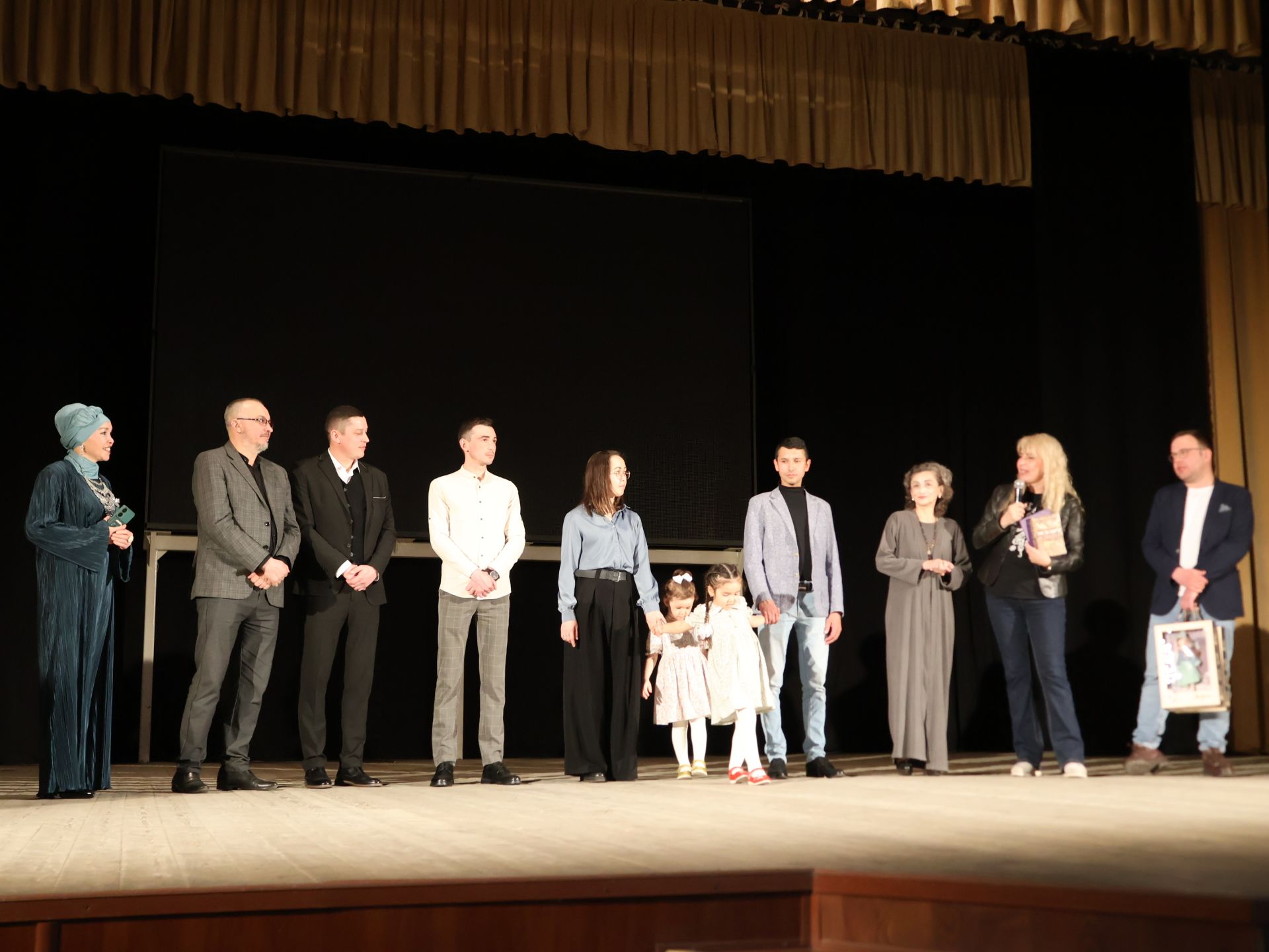 Актанышта муниципаль театрыбыз артистлары катнашкан «Кеше китә- җыры кала» сериалын тәкъдим иттеләр