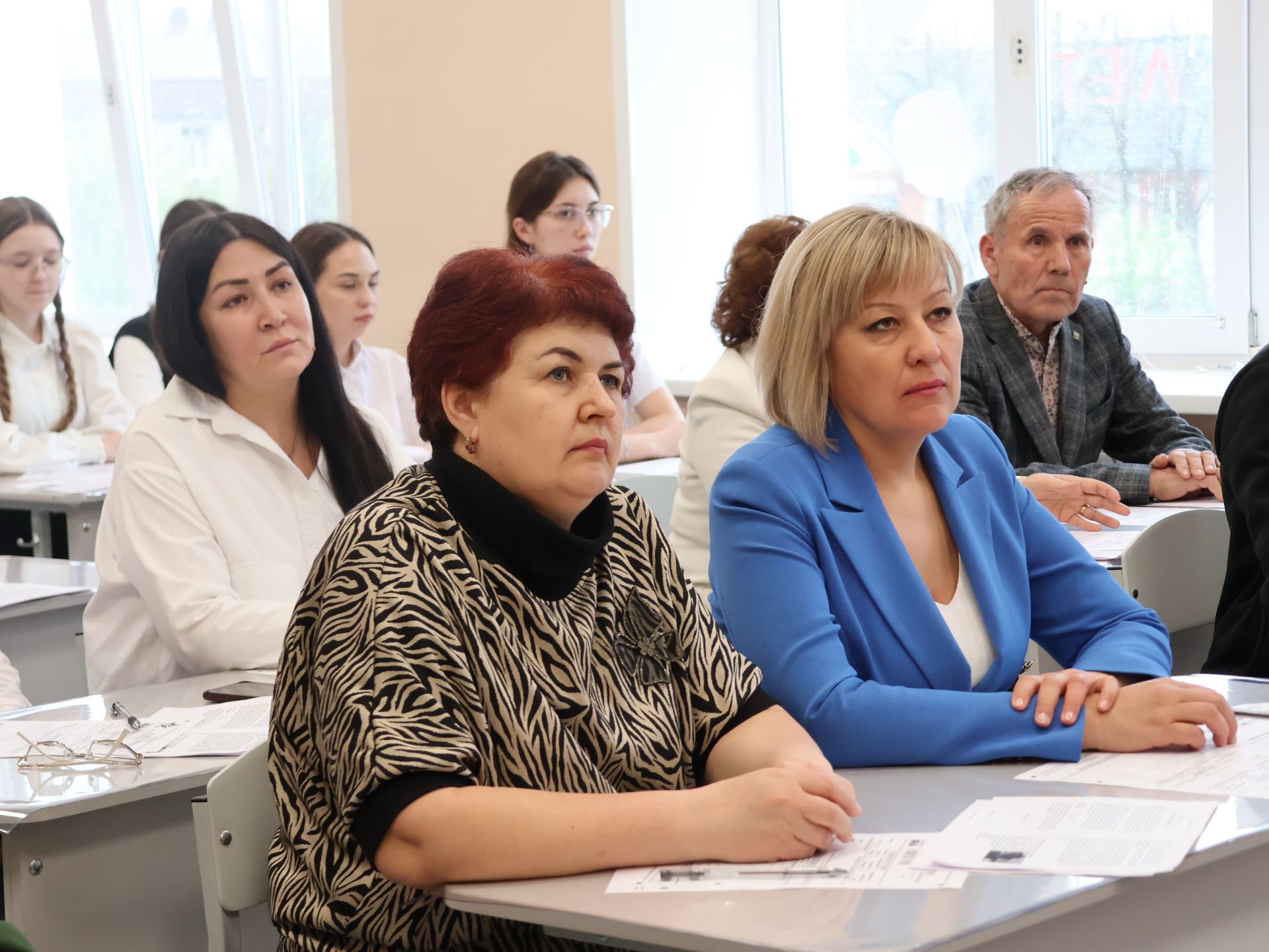 Актанышның беренче санлы мәктәбендә төрле һөнәр ияләре укучылар белән бергә «Җиңү диктанты» язды
