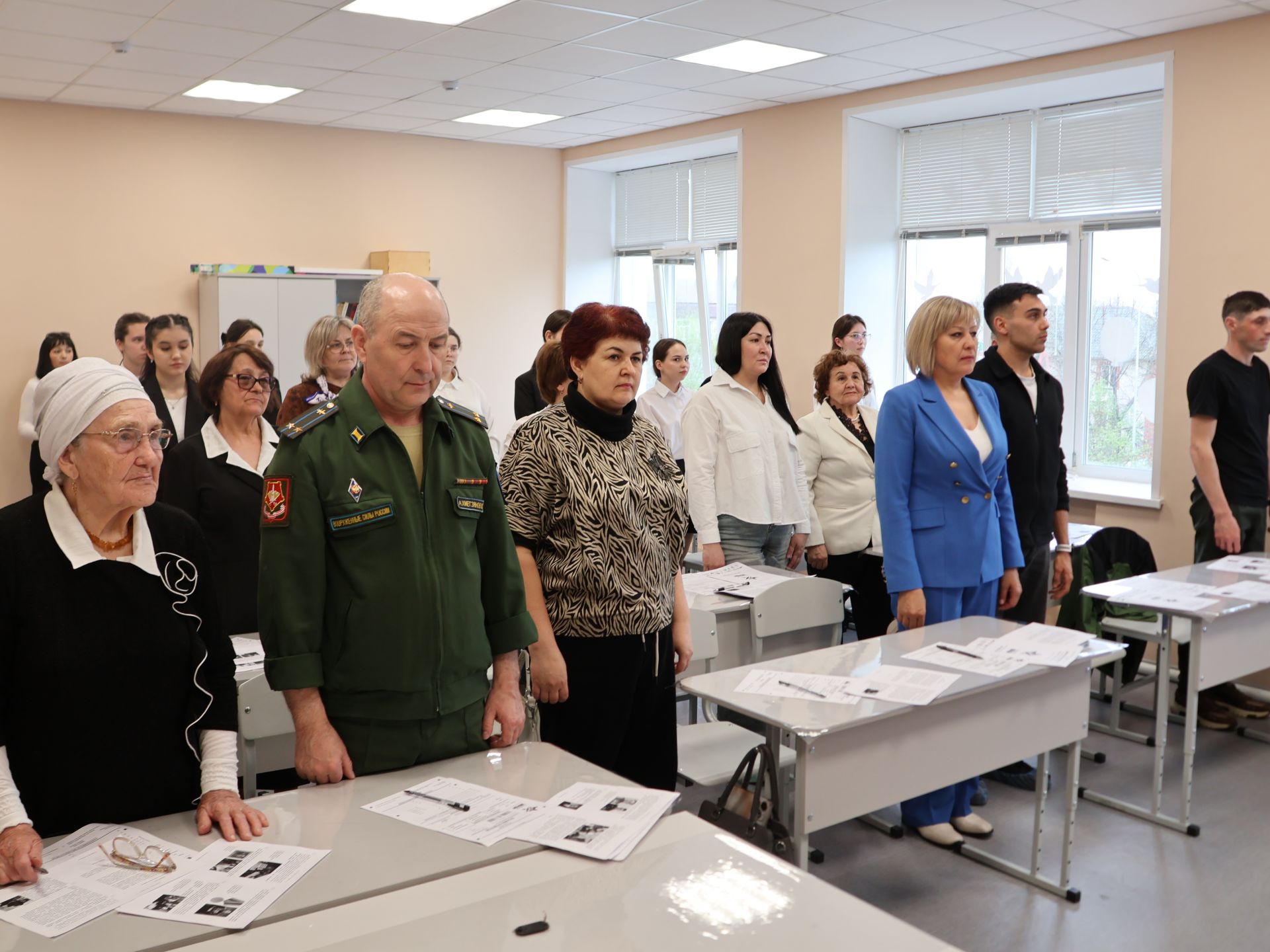 Актанышның беренче санлы мәктәбендә төрле һөнәр ияләре укучылар белән бергә «Җиңү диктанты» язды