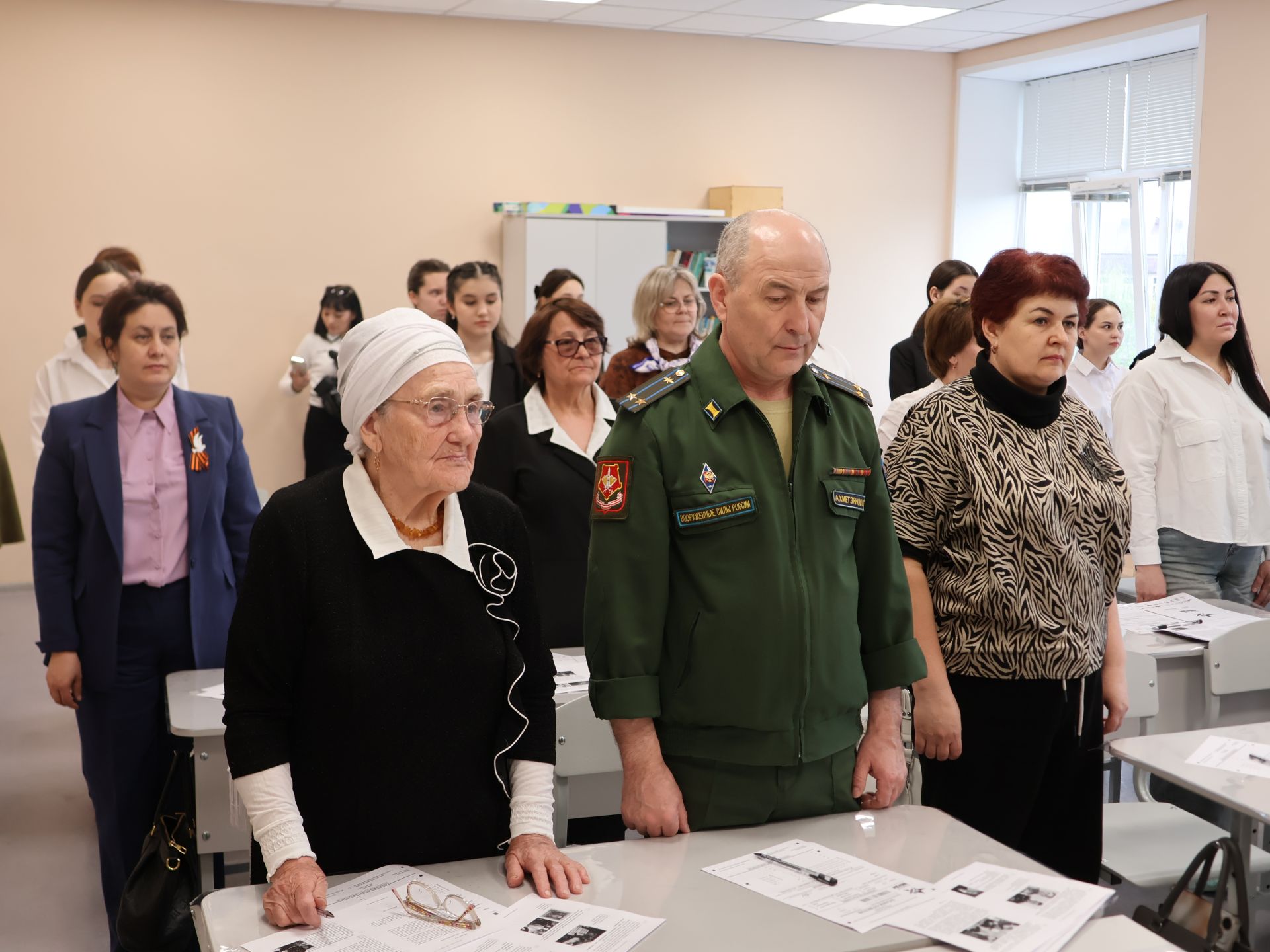 Актанышның беренче санлы мәктәбендә төрле һөнәр ияләре укучылар белән бергә «Җиңү диктанты» язды