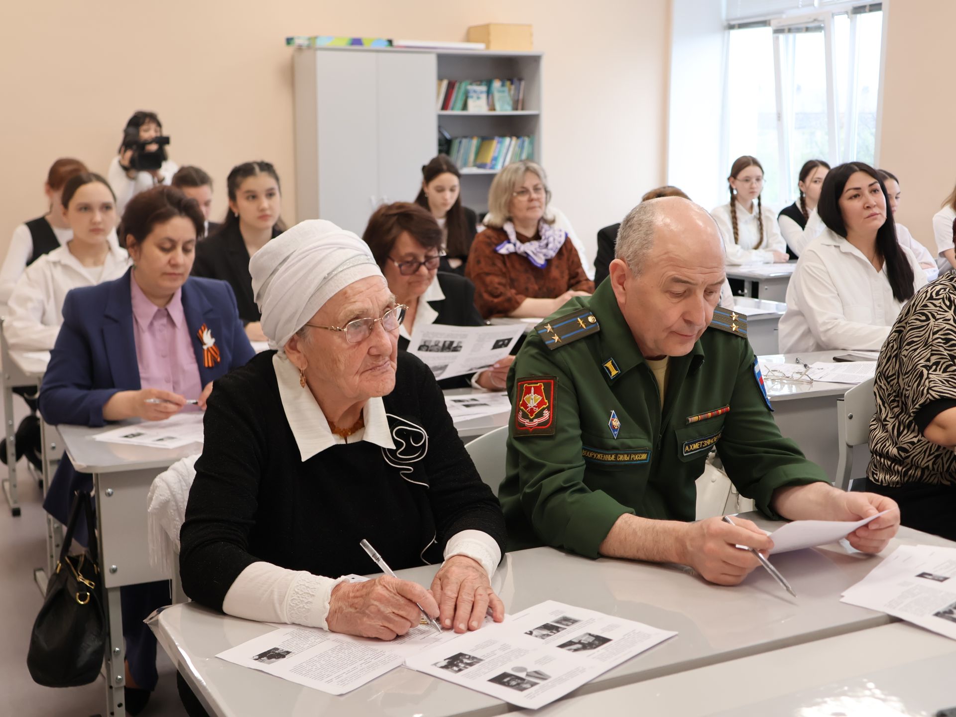 Актанышның беренче санлы мәктәбендә төрле һөнәр ияләре укучылар белән бергә «Җиңү диктанты» язды